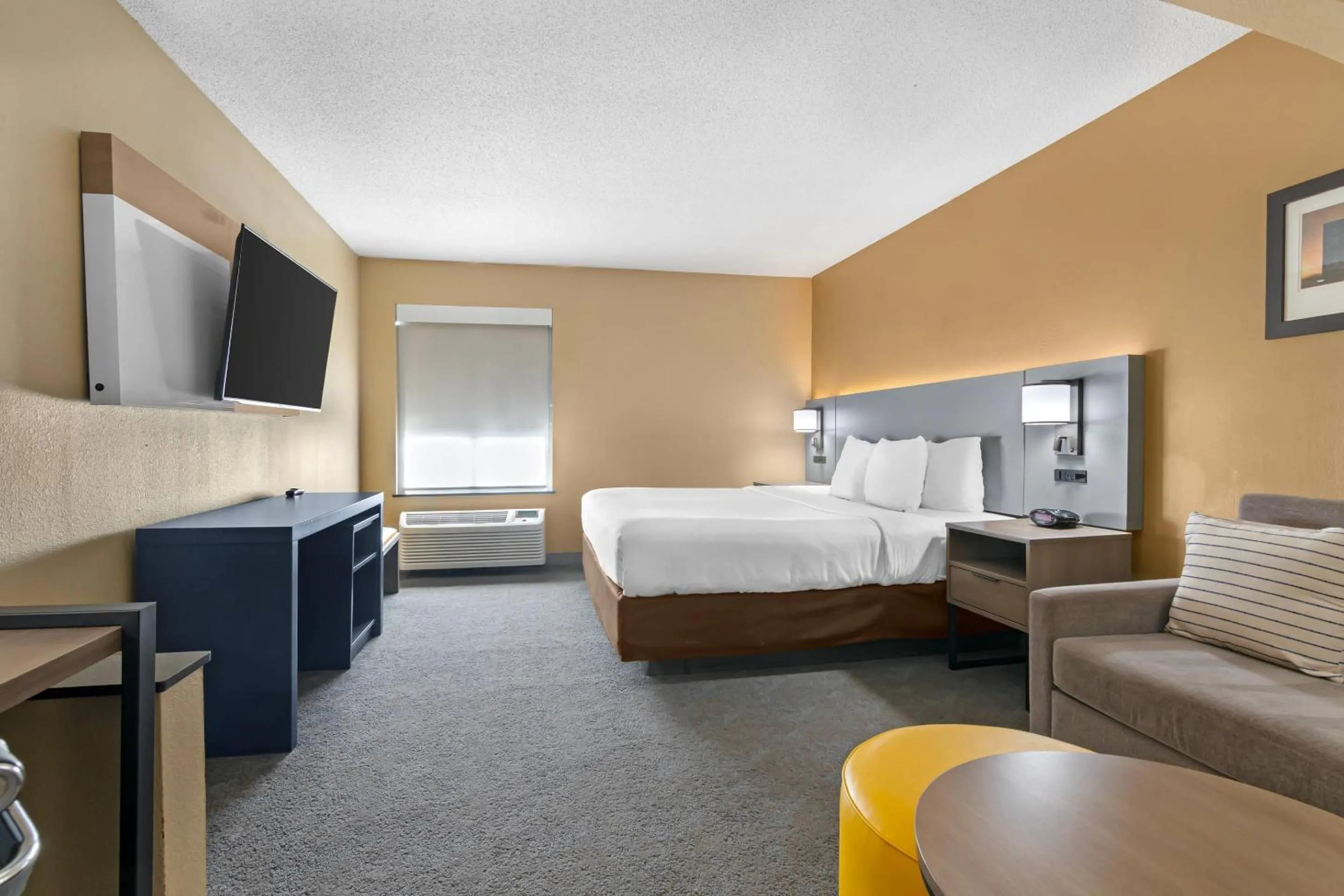 Bedroom, Bed in Comfort Inn & Suites Kansas City - Northeast
