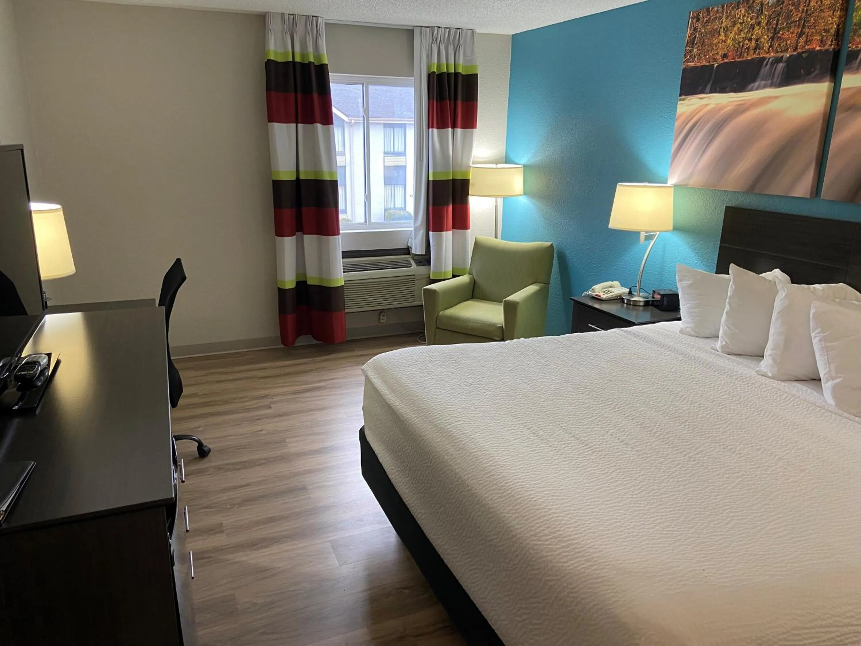 Bed in Days Inn by Wyndham Carthage