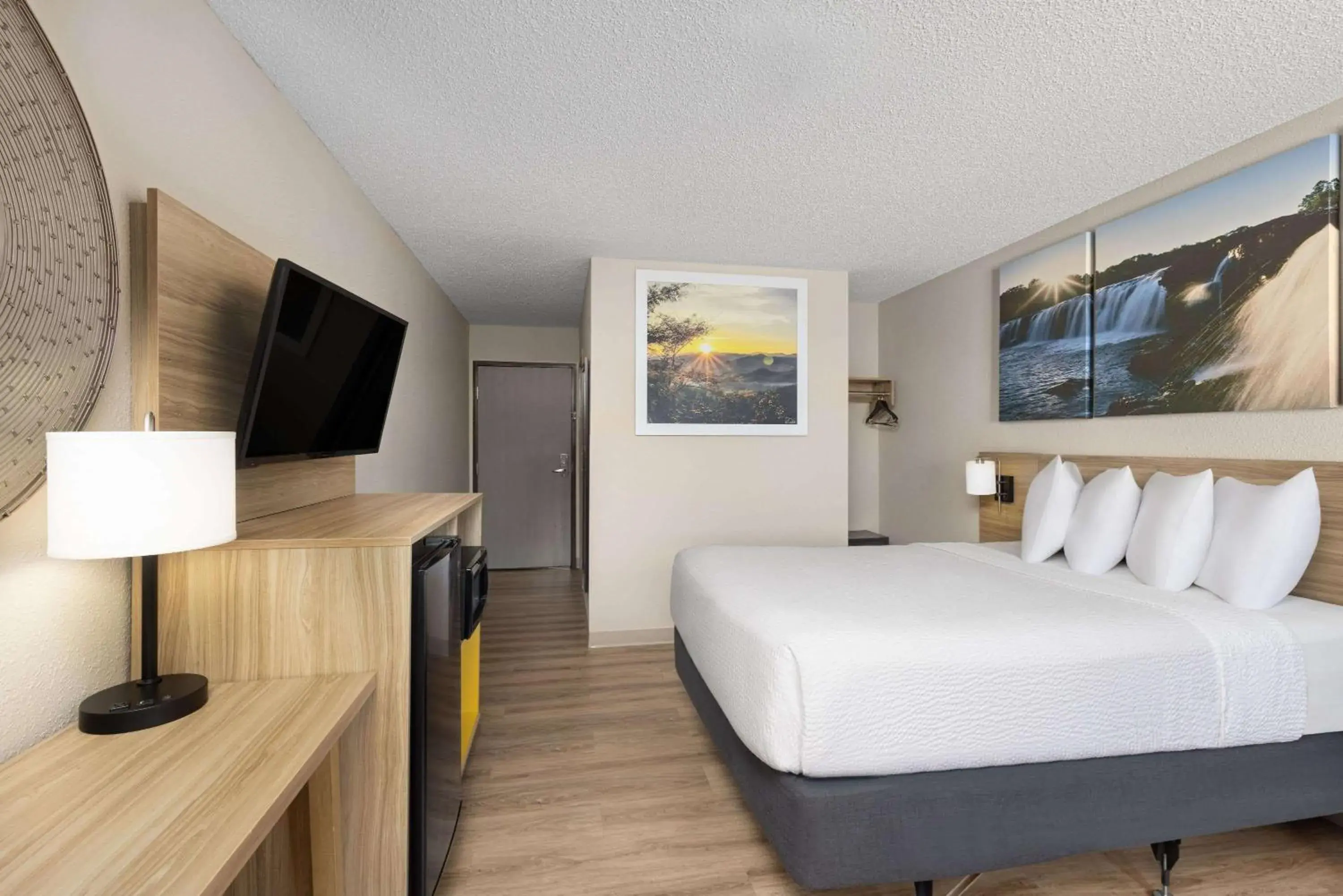 Queen Room - Mobility Access/Non-Smoking in Days Inn by Wyndham Carthage Queen Room - Mobility Access/Non-Smoking in Days Inn by Wyndham Carthage