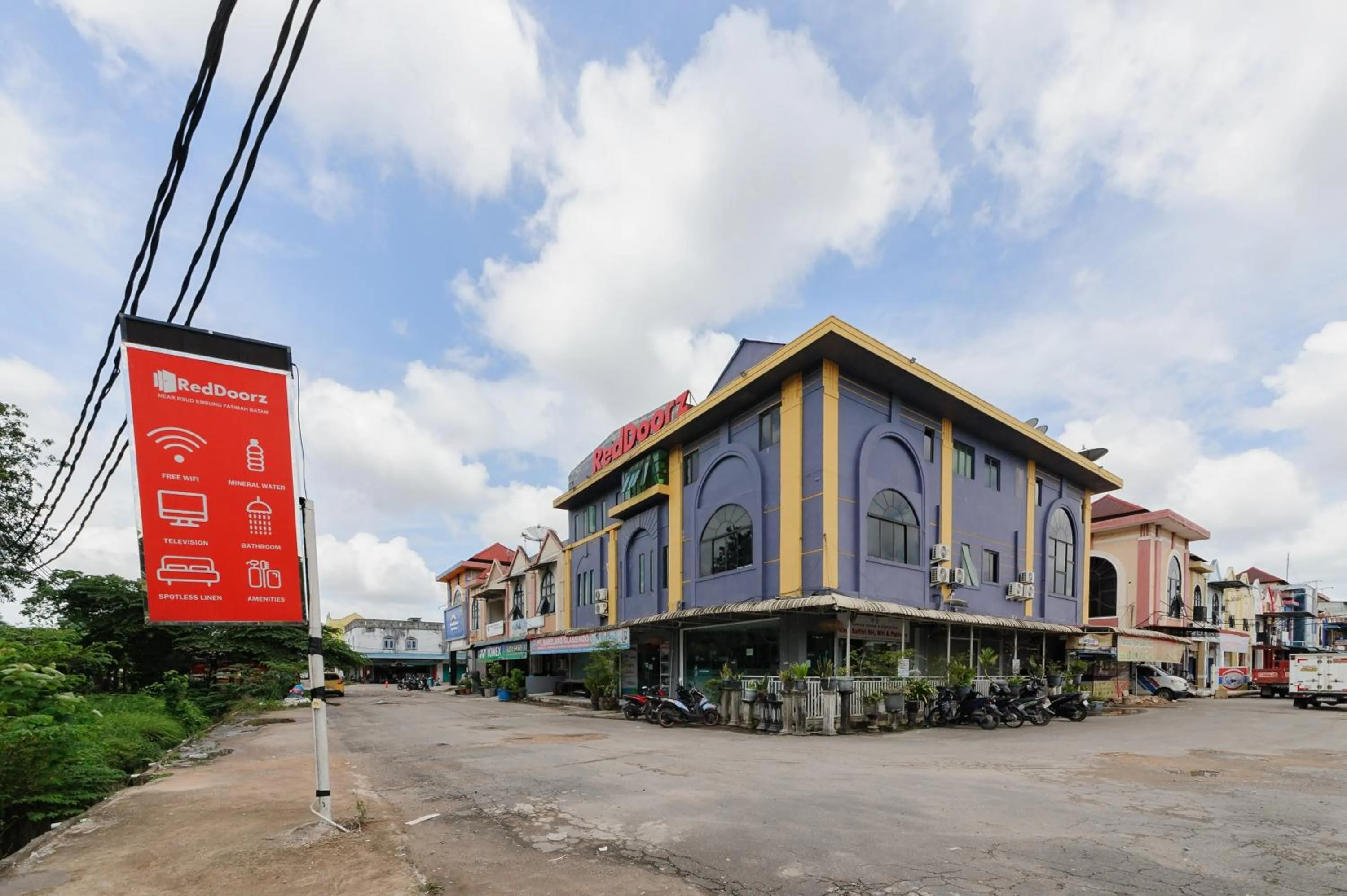 Facade/entrance in RedDoorz Near RSUD Embung Fatimah Batam