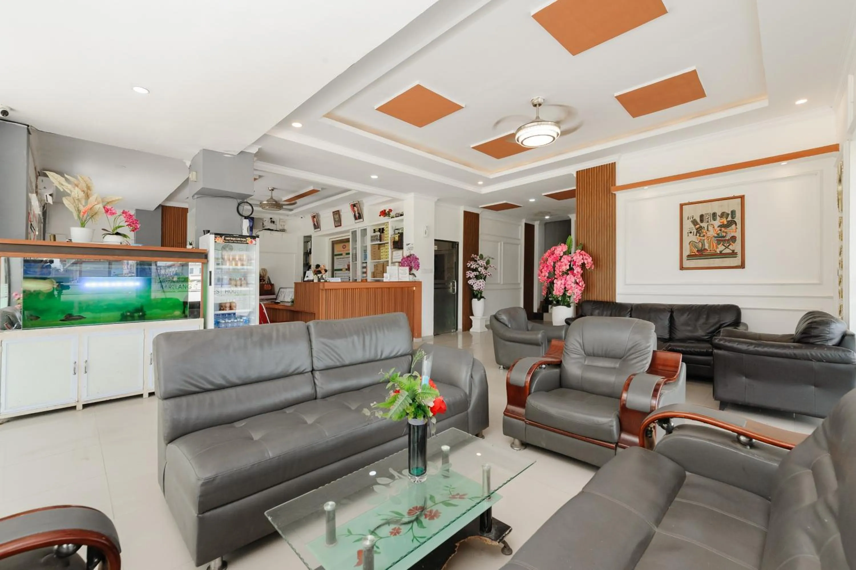 Seating area in RedDoorz Near RSUD Embung Fatimah Batam