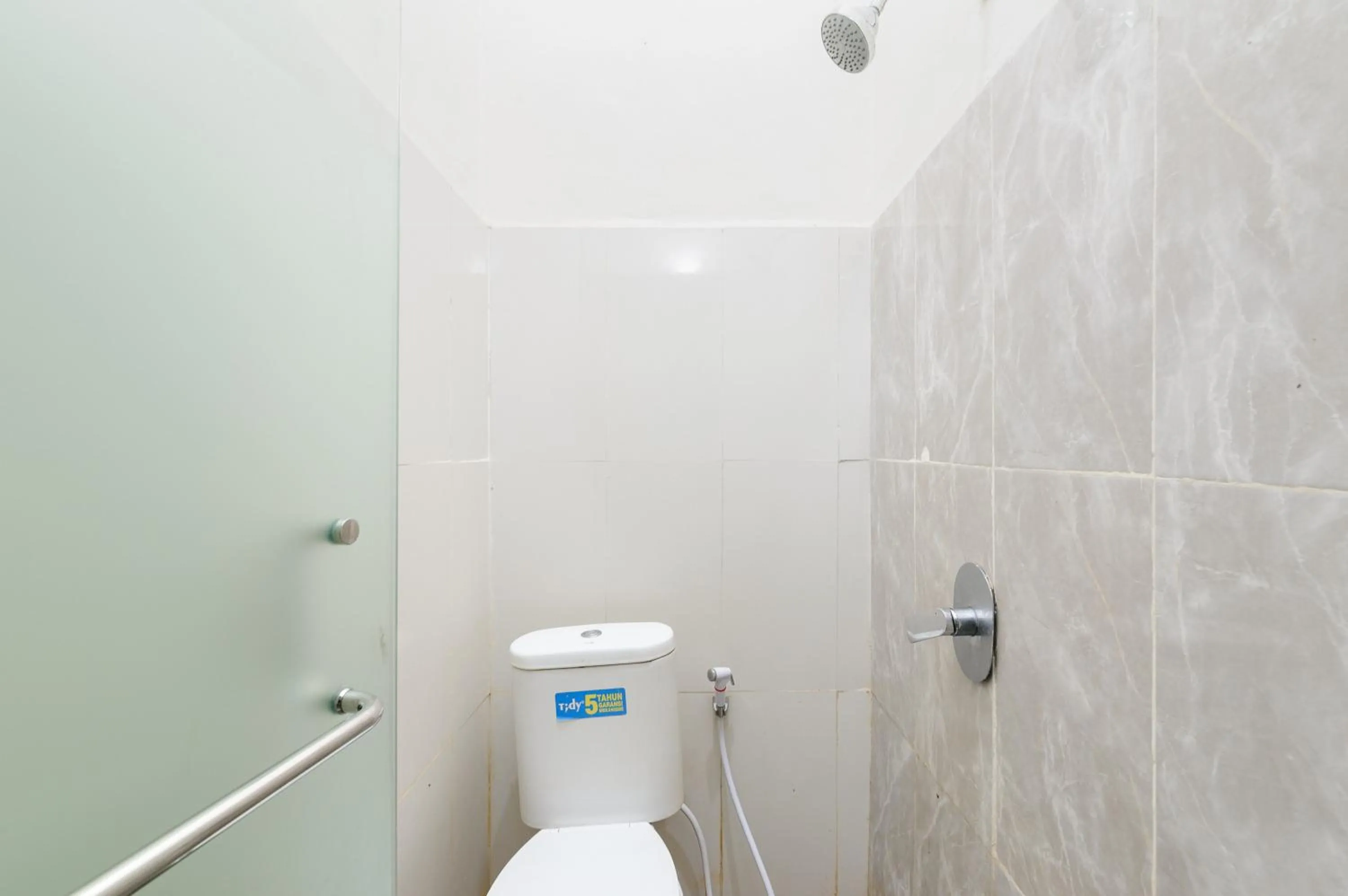 Bathroom in RedDoorz Near RSUD Embung Fatimah Batam