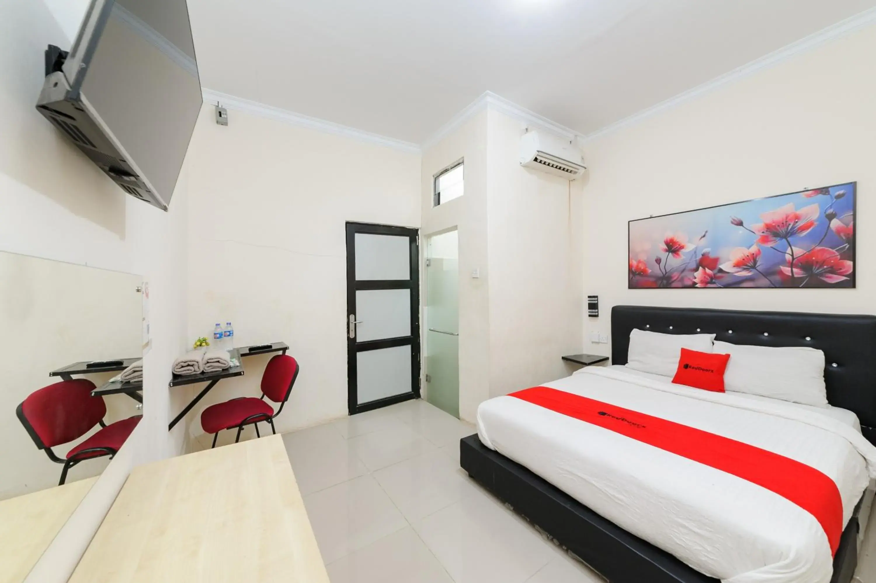 Double Room in RedDoorz Near RSUD Embung Fatimah Batam Double Room in RedDoorz Near RSUD Embung Fatimah Batam