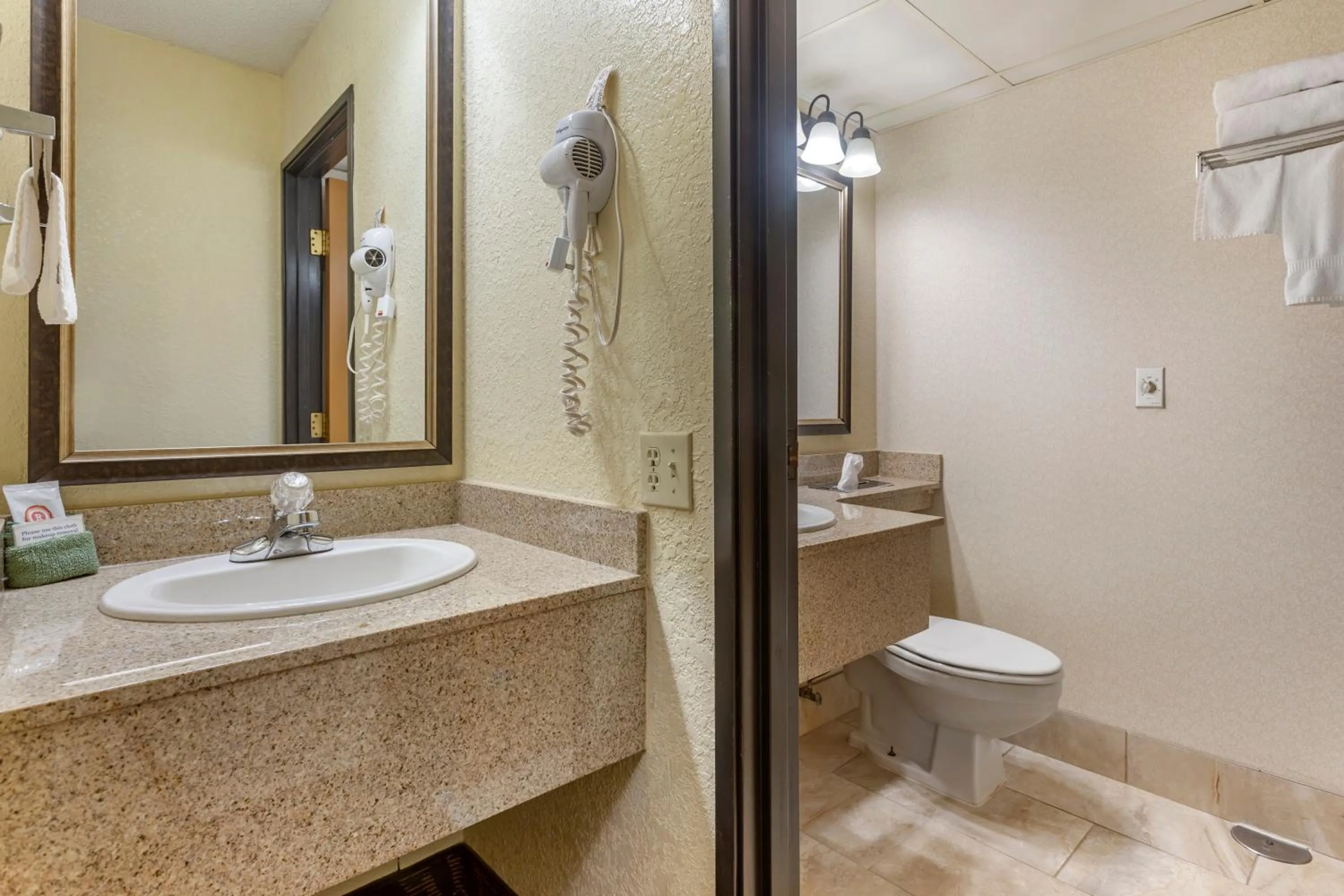 Bathroom in Comfort Inn at Thousand Hills