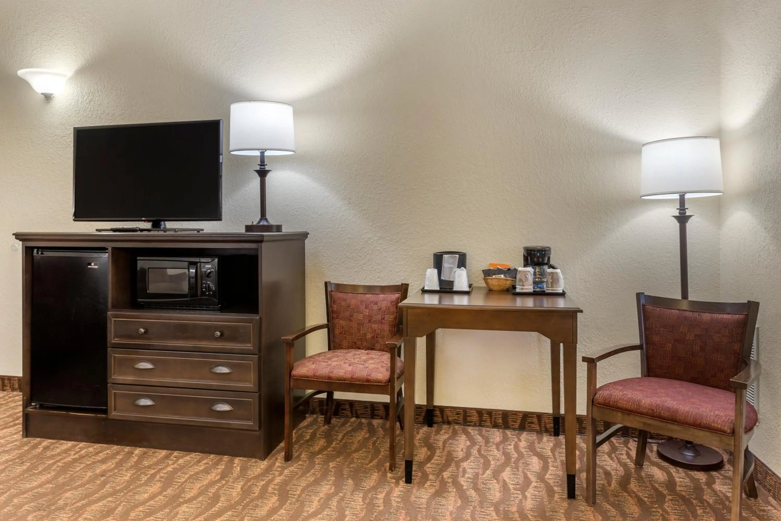 TV and multimedia in Comfort Inn at Thousand Hills