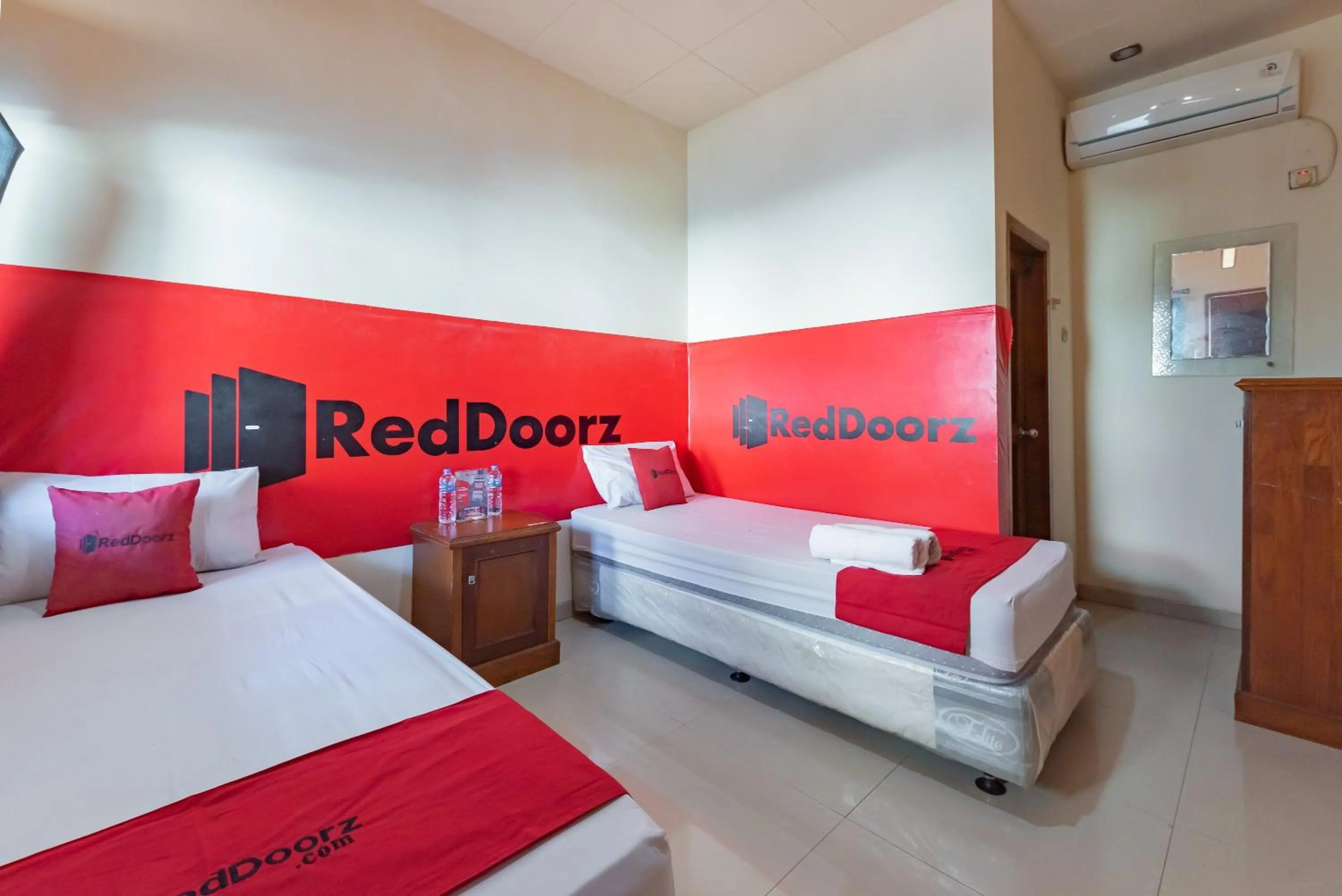 Bedroom, Bed in RedDoorz near Pasar Pagi 2 by Cassana