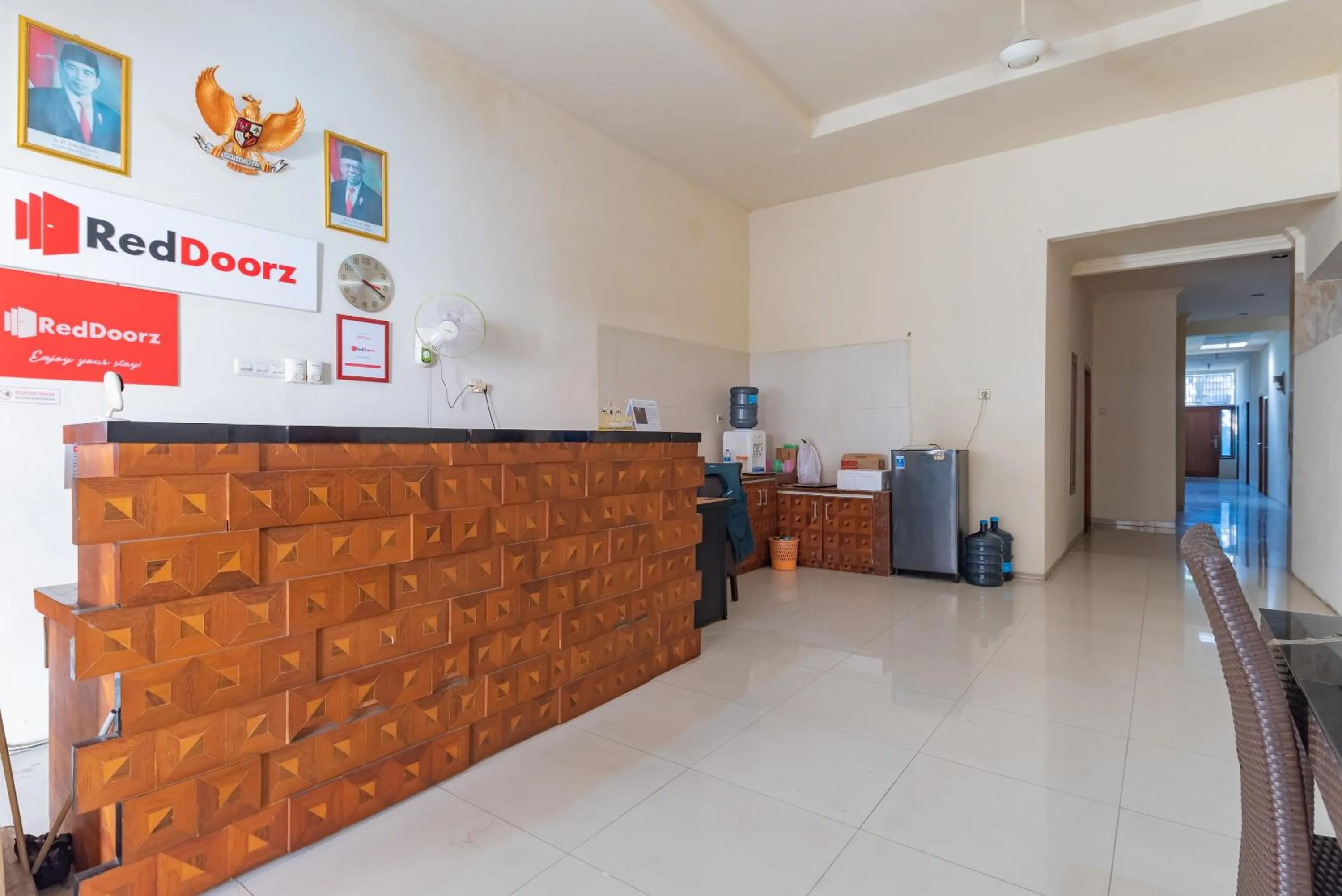 Lobby or reception in RedDoorz near Pasar Pagi 2 by Cassana