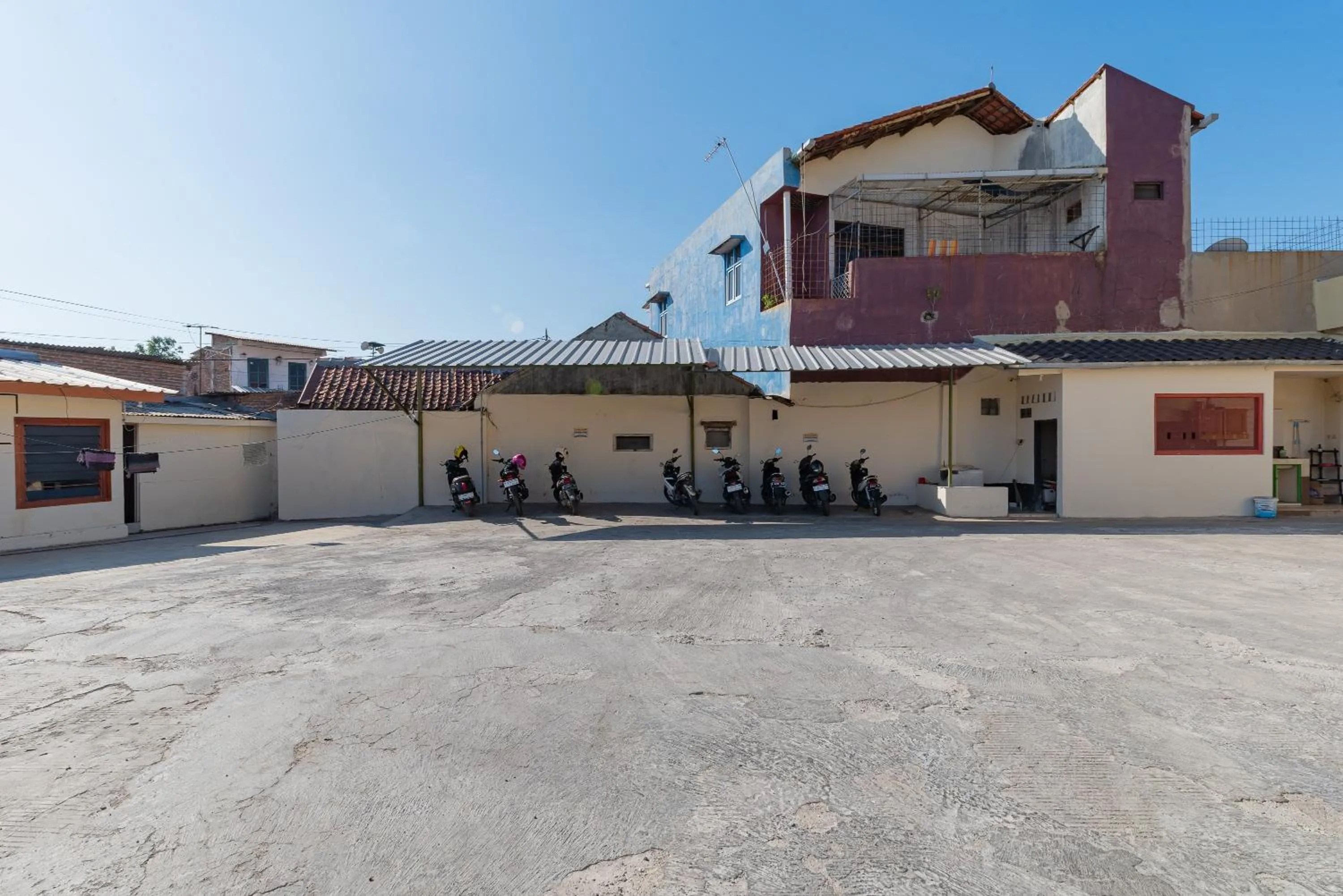 Parking in RedDoorz near Pasar Pagi 2 by Cassana