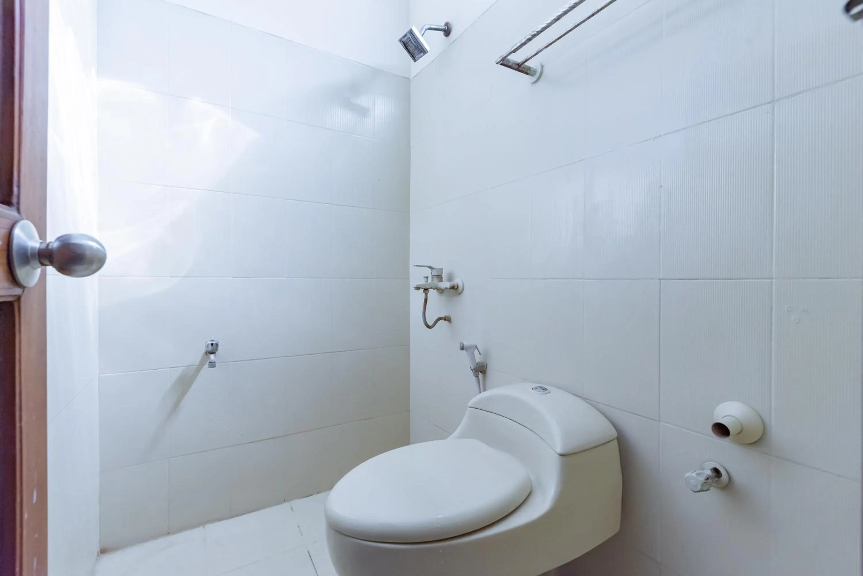 Bathroom in RedDoorz near Pasar Pagi 2 by Cassana