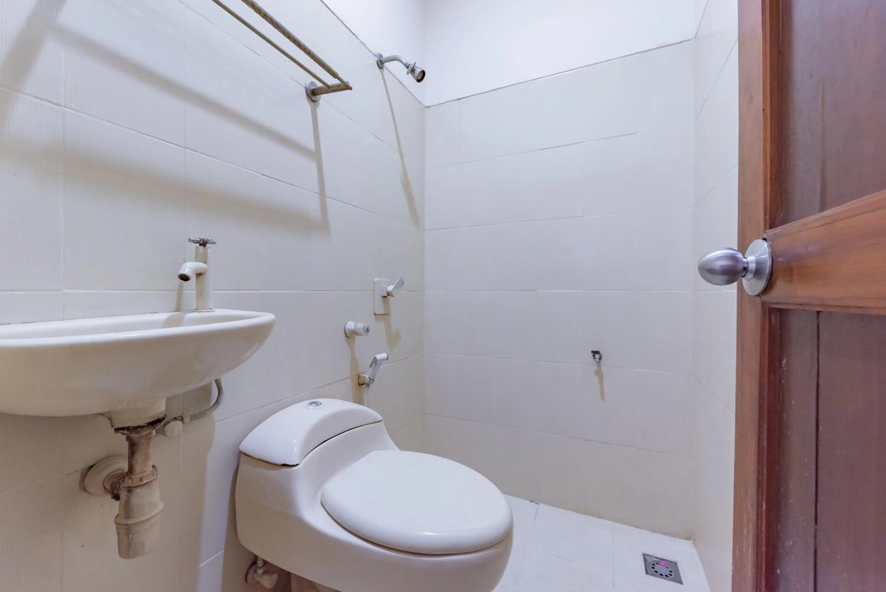 Bathroom in RedDoorz near Pasar Pagi 2 by Cassana