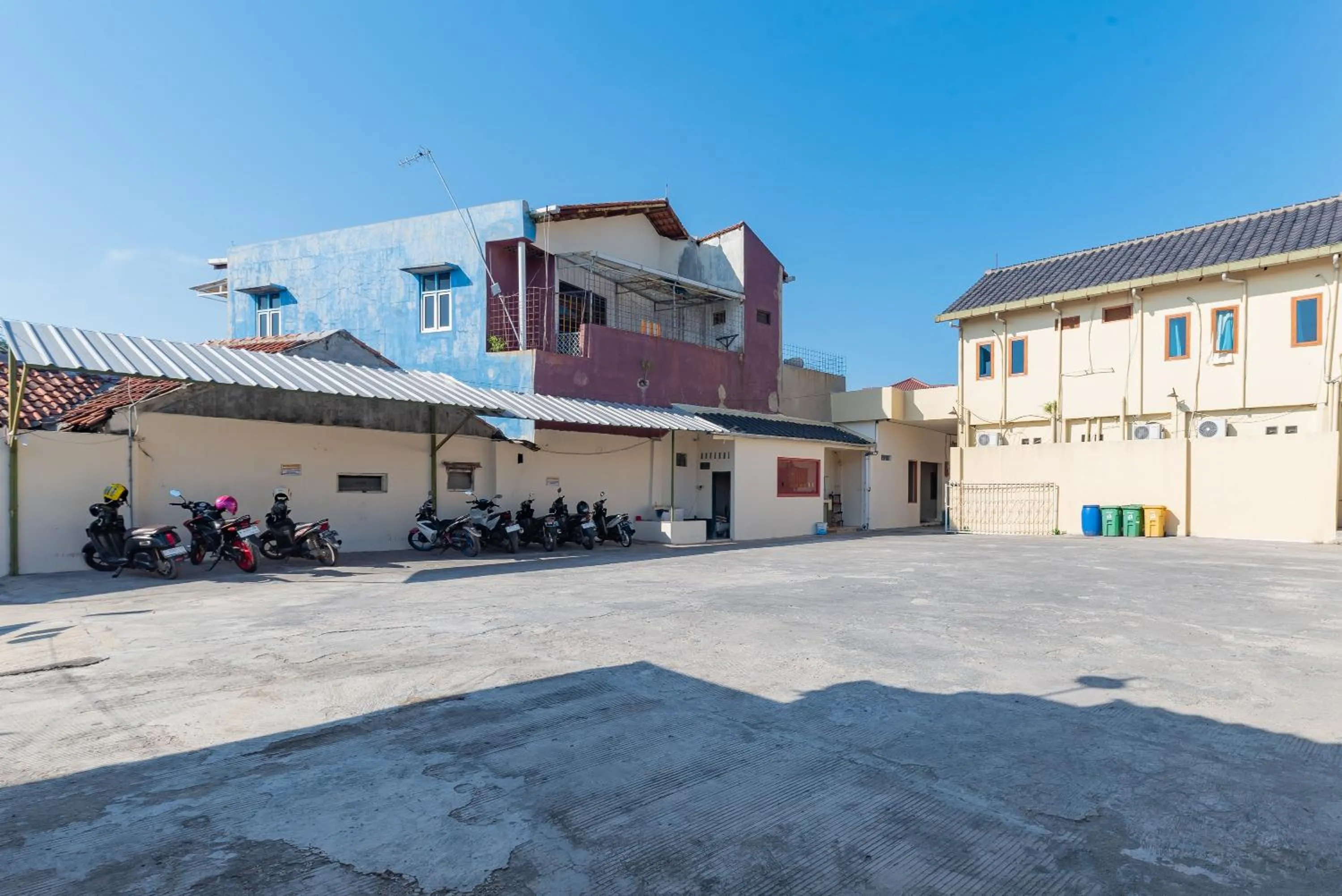 Parking in RedDoorz near Pasar Pagi 2 by Cassana