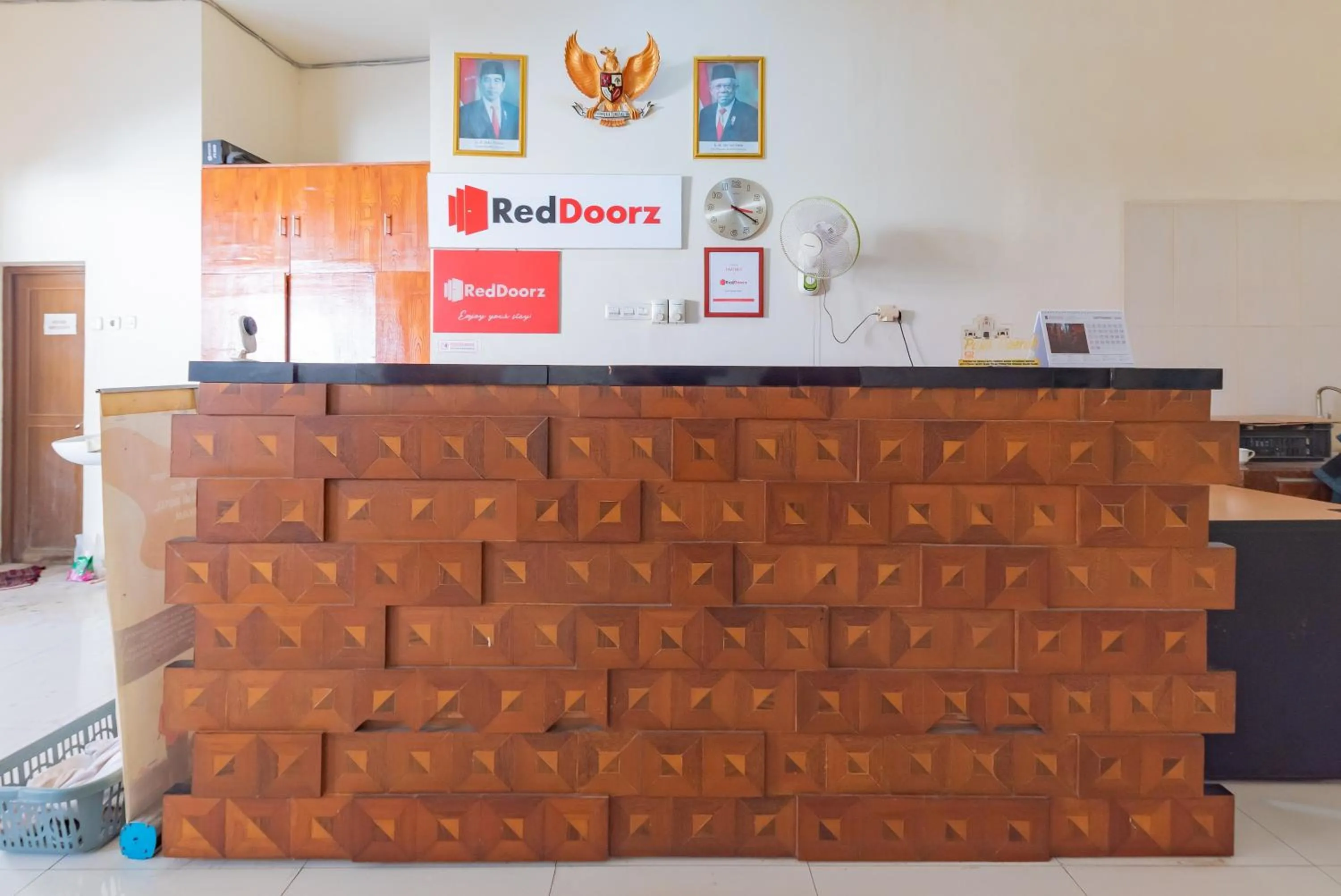 Lobby or reception in RedDoorz near Pasar Pagi 2 by Cassana