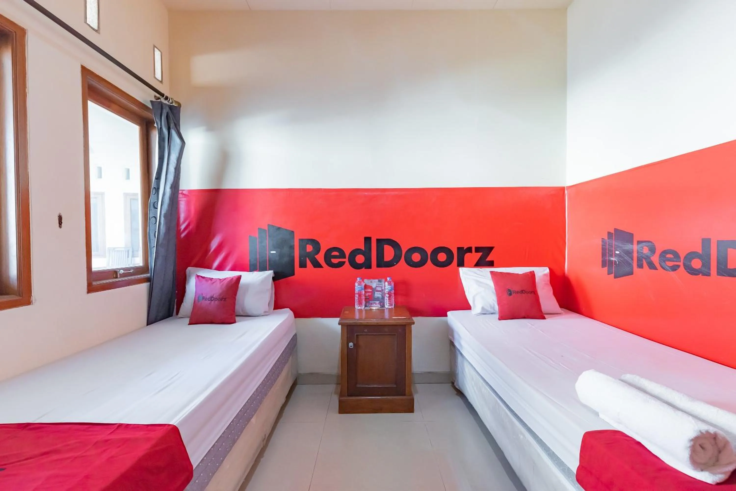 Bedroom, Bed in RedDoorz near Pasar Pagi 2 by Cassana