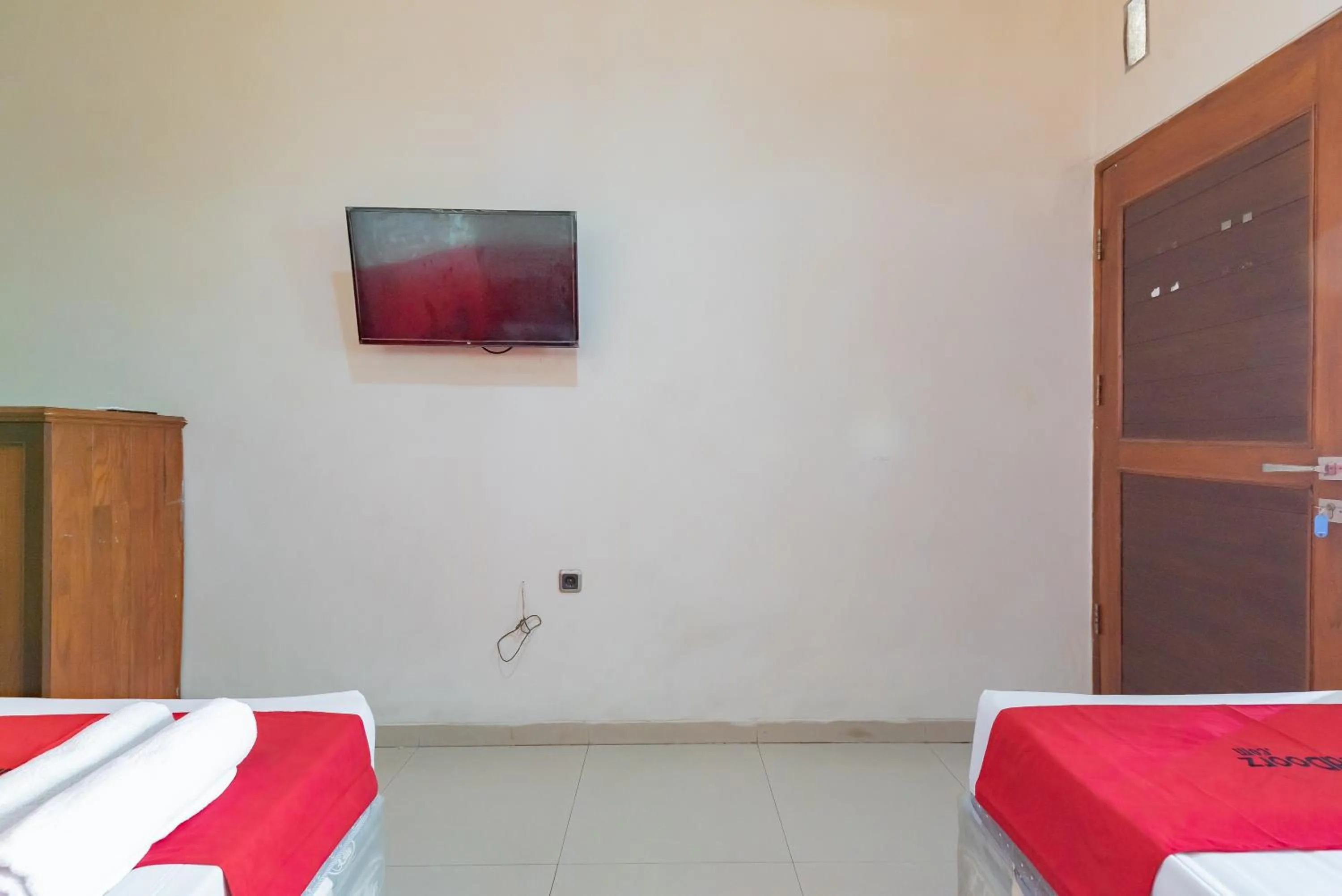 Bedroom, Bed in RedDoorz near Pasar Pagi 2 by Cassana