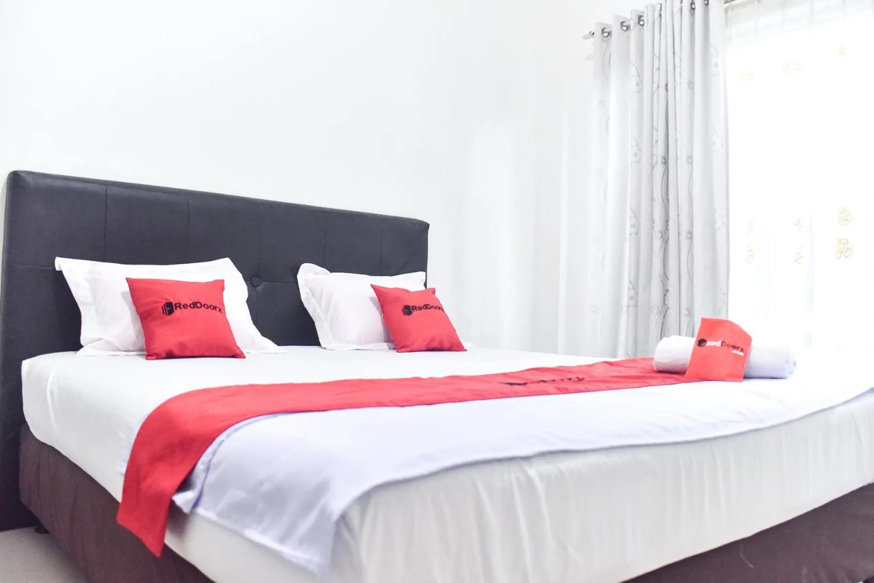 Bedroom, Bed in RedDoorz near Sultan Hasanuddin Airport 2 Makassar
