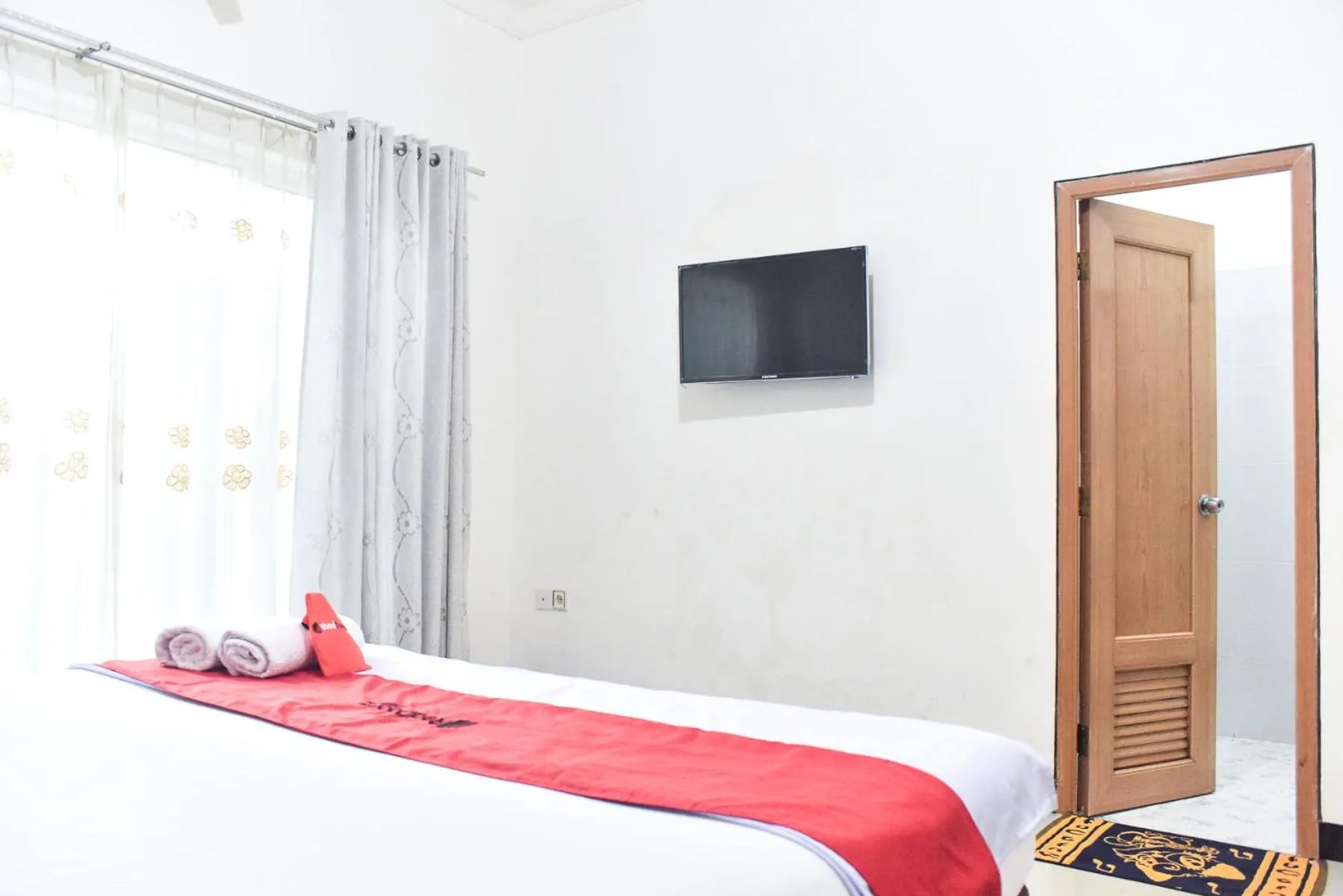 Bedroom, Bed in RedDoorz near Sultan Hasanuddin Airport 2 Makassar