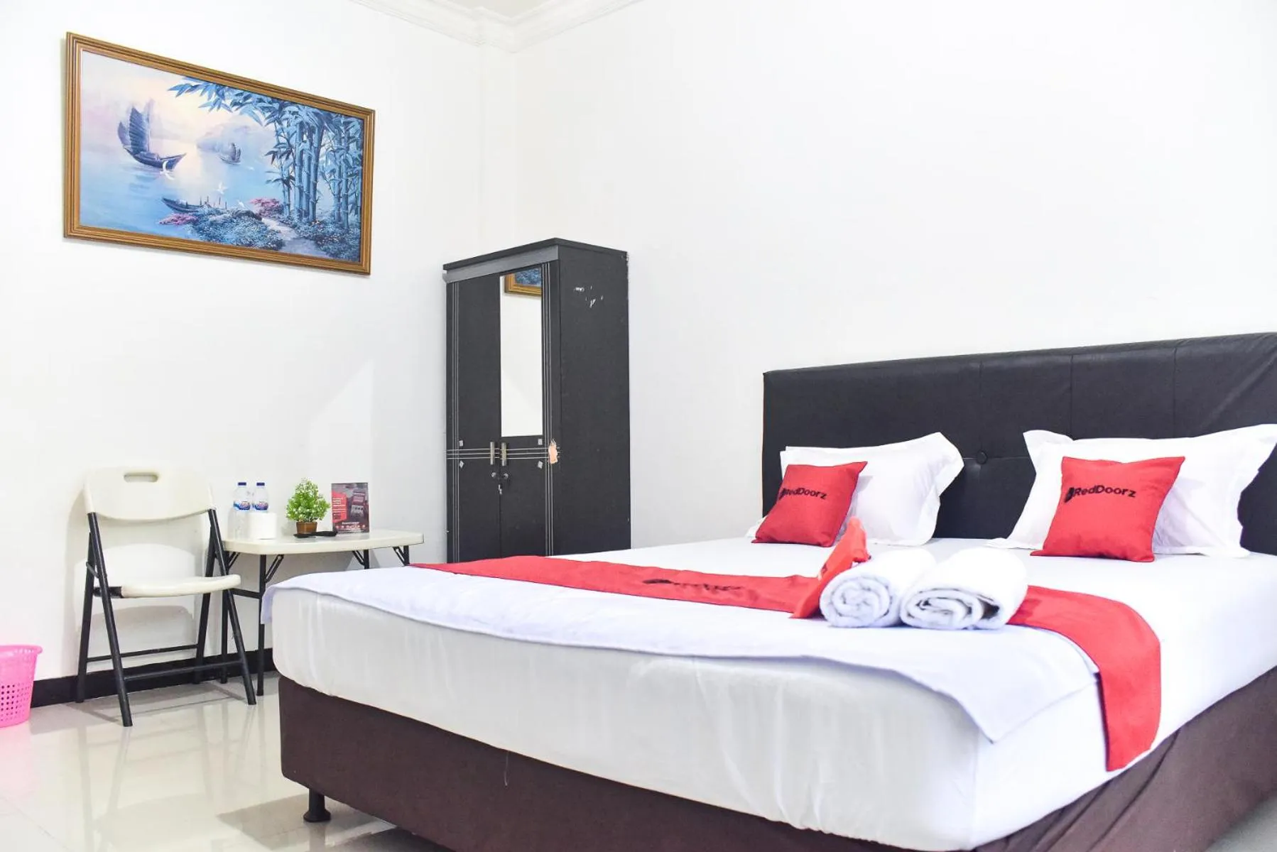 Bedroom, Bed in RedDoorz near Sultan Hasanuddin Airport 2 Makassar