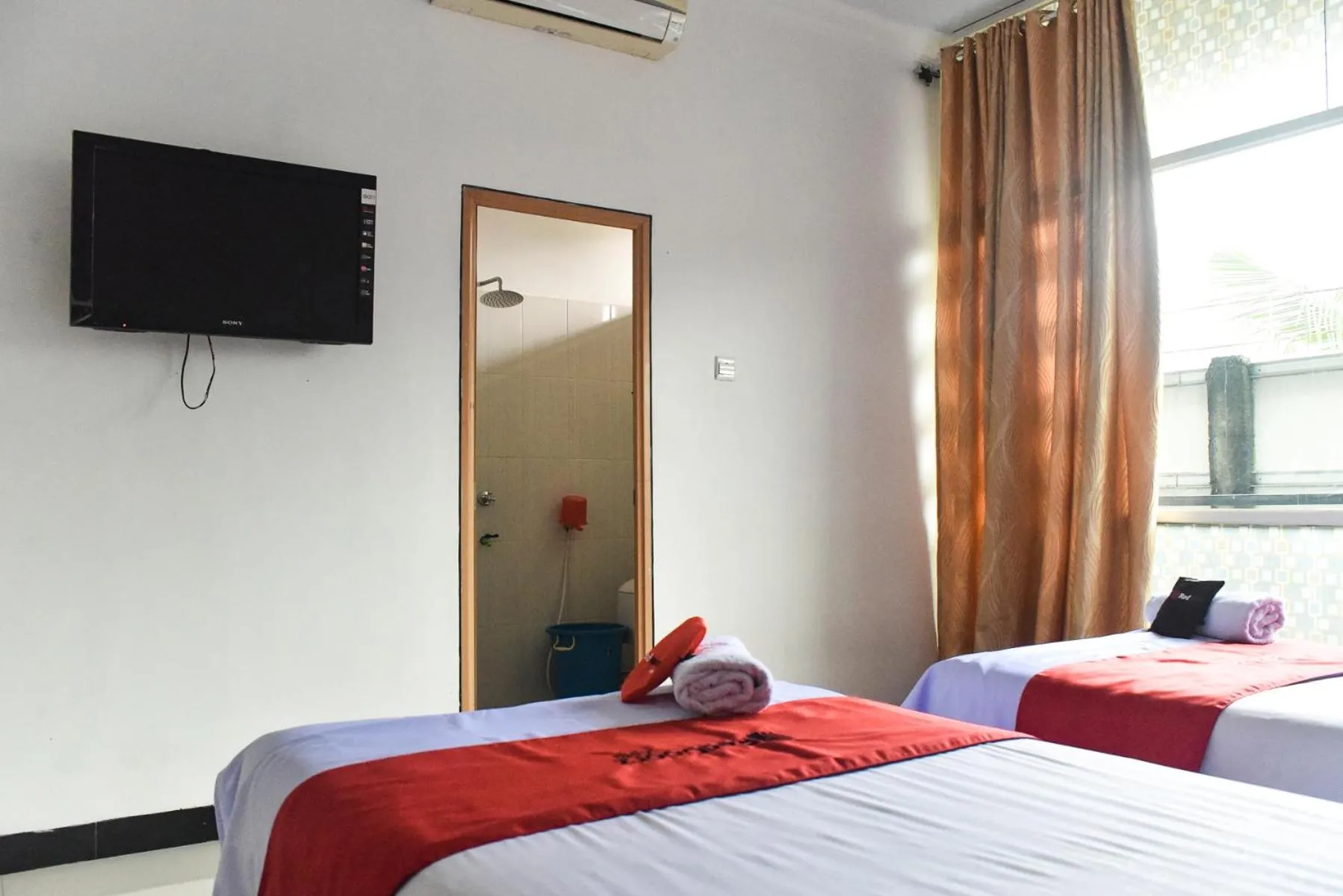 Bedroom, Bed in RedDoorz near Sultan Hasanuddin Airport 2 Makassar