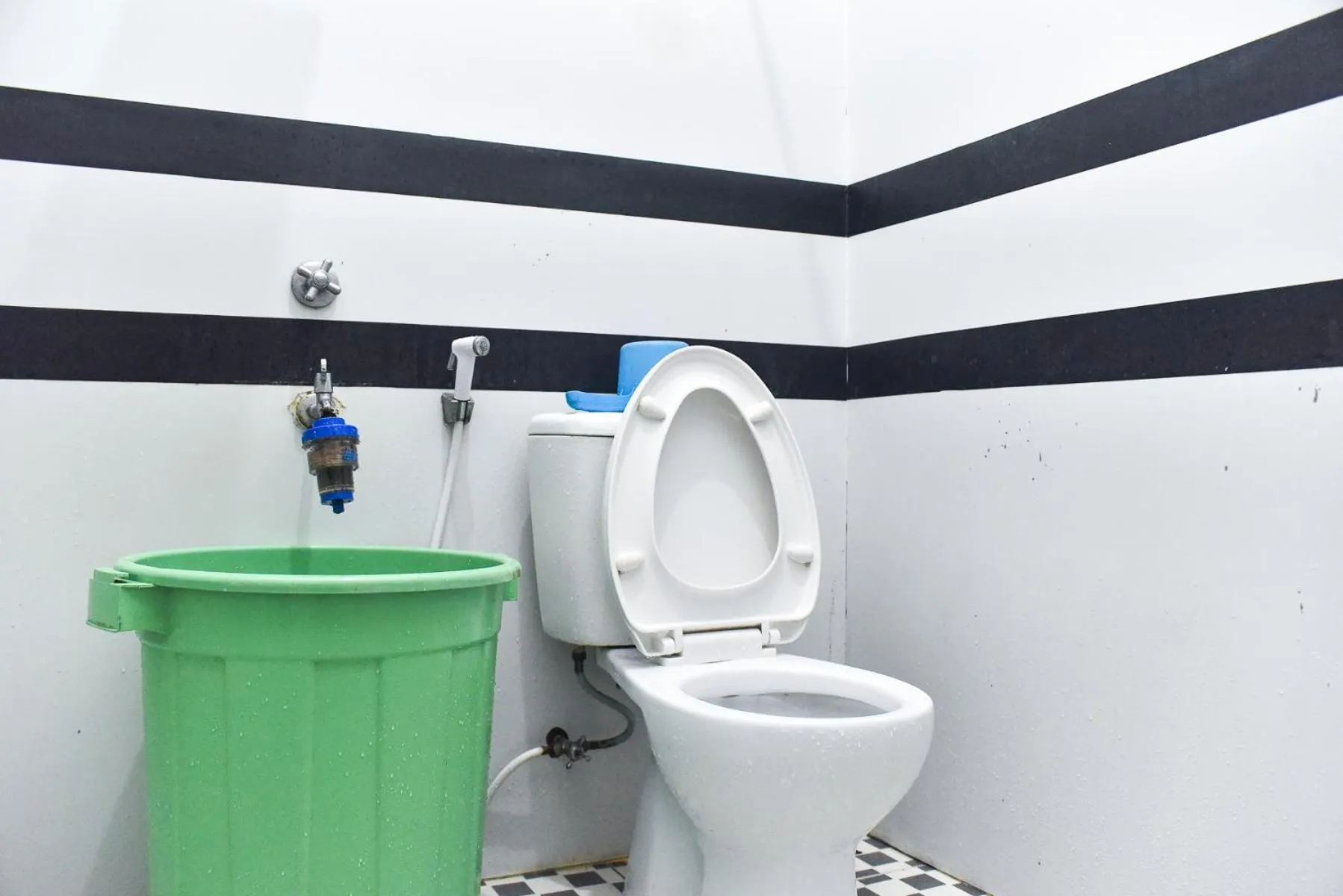 Bathroom in RedDoorz near Sultan Hasanuddin Airport 2 Makassar