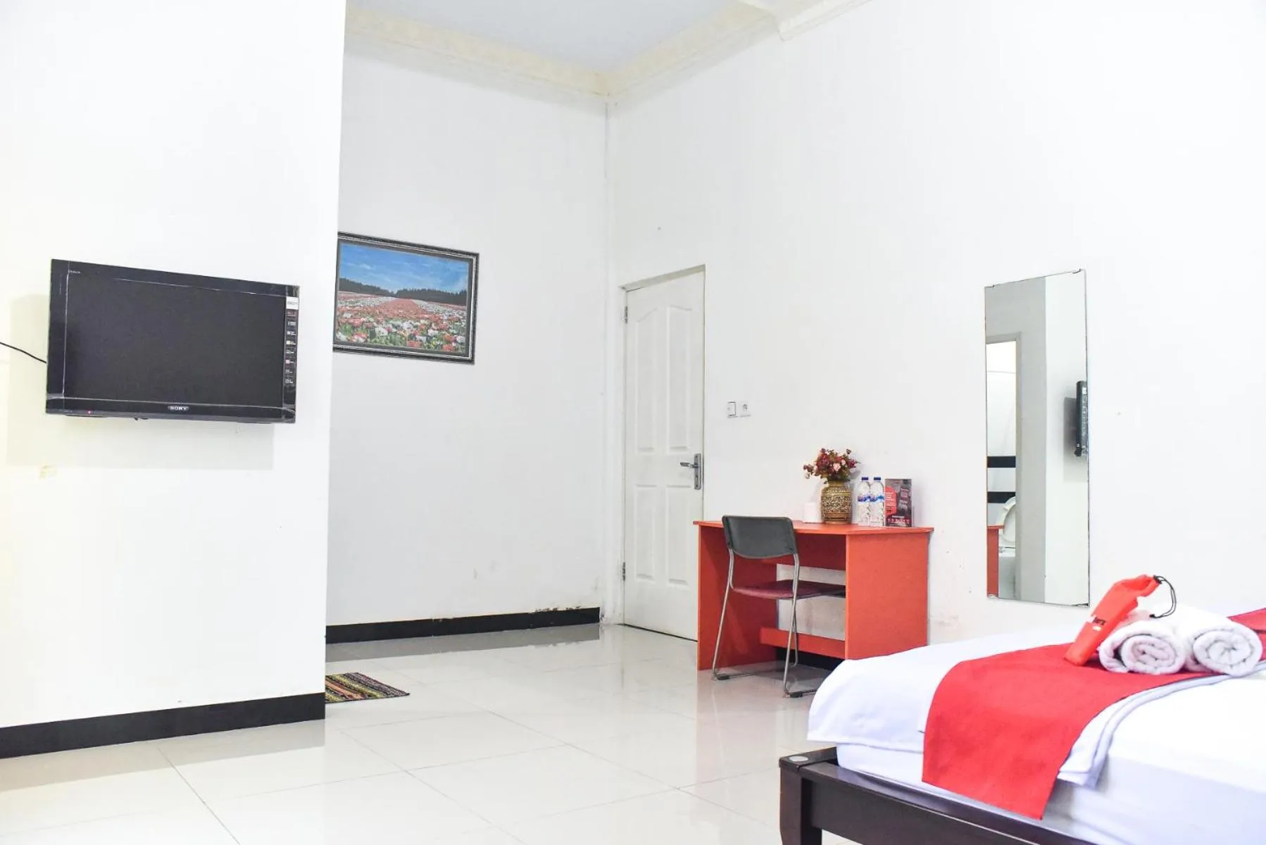 Photo of the whole room, Bed in RedDoorz near Sultan Hasanuddin Airport 2 Makassar