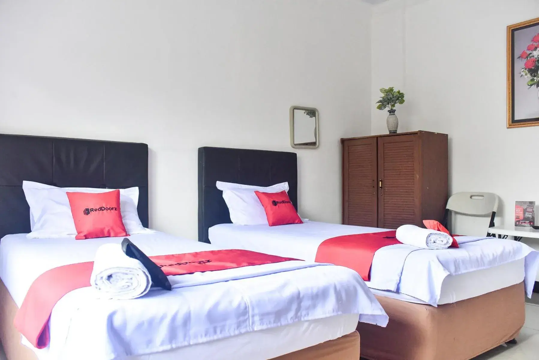 Twin Room in RedDoorz near Sultan Hasanuddin Airport 2 Makassar Twin Room in RedDoorz near Sultan Hasanuddin Airport 2 Makassar