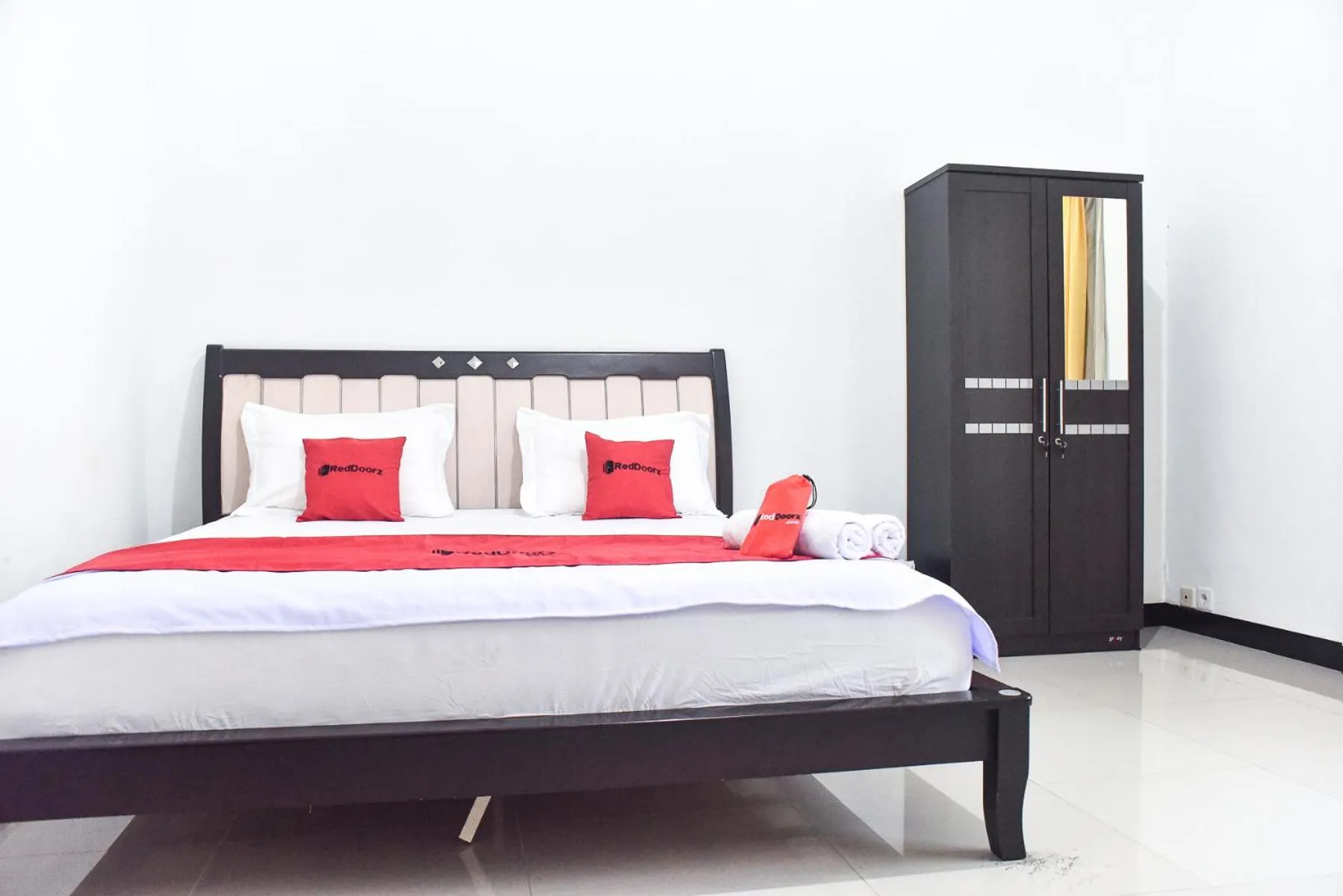 Bed in RedDoorz near Sultan Hasanuddin Airport 2 Makassar
