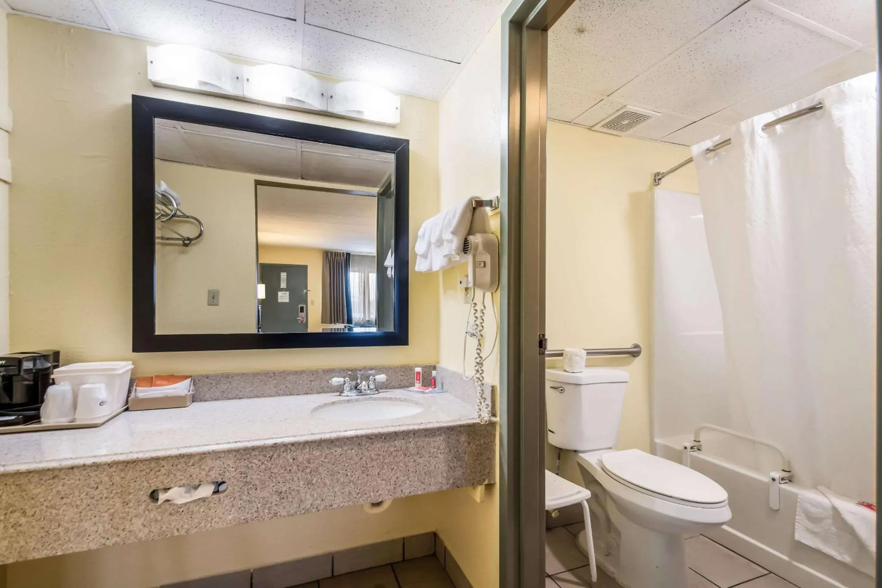 Double Room with Two Double Beds - Accessible/Non-Smoking in Econo Lodge Kearney - Liberty Double Room with Two Double Beds - Accessible/Non-Smoking in Econo Lodge Kearney - Liberty