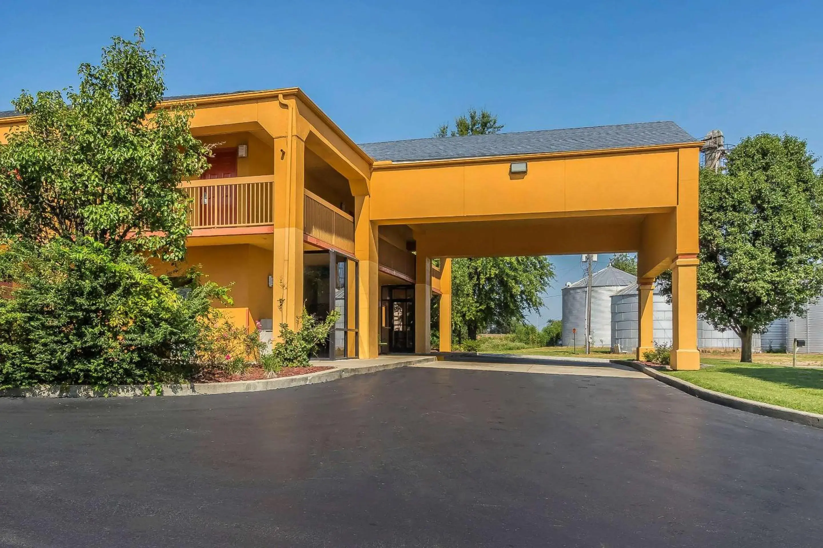 Property building in Quality Inn Charleston - Sikeston Property building in Quality Inn Charleston - Sikeston