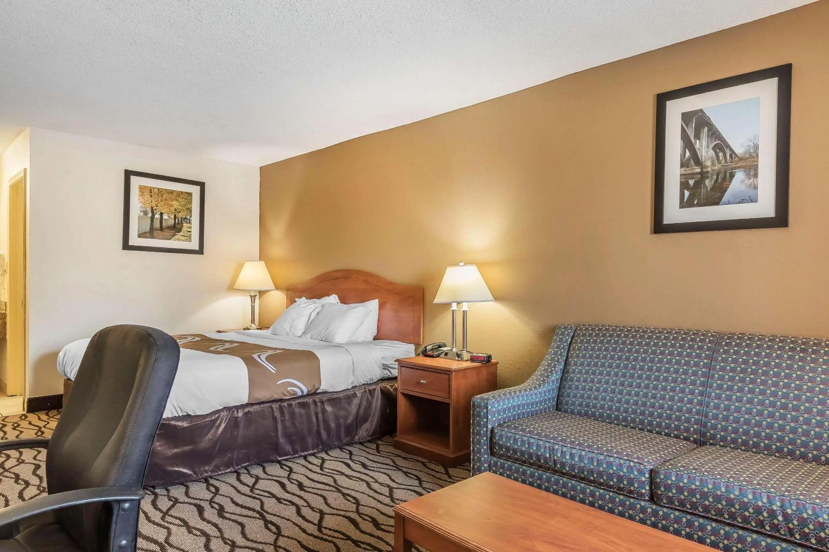 Photo of the whole room, Bed in Quality Inn Charleston - Sikeston