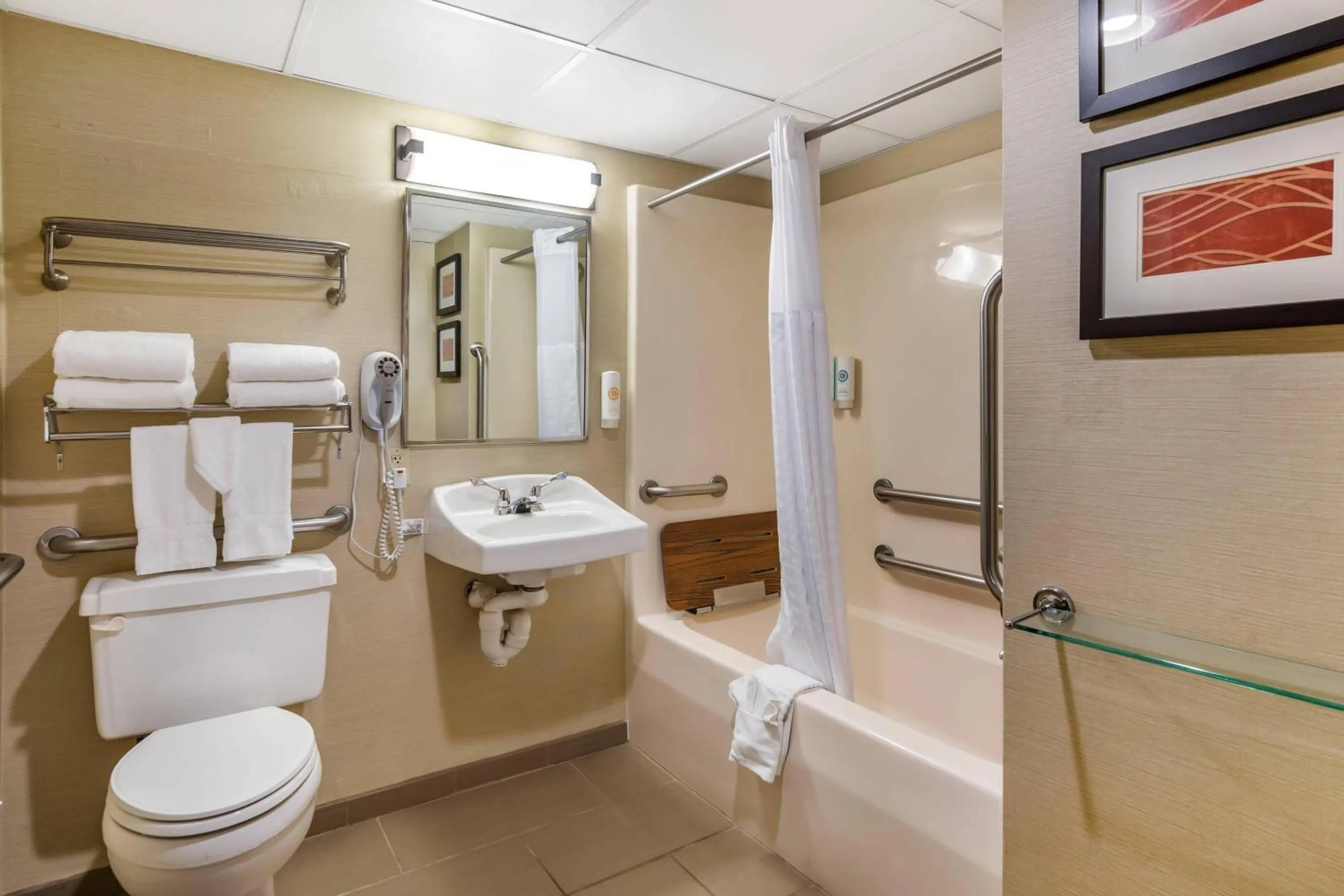 Bedroom in Comfort Inn Sedalia Station