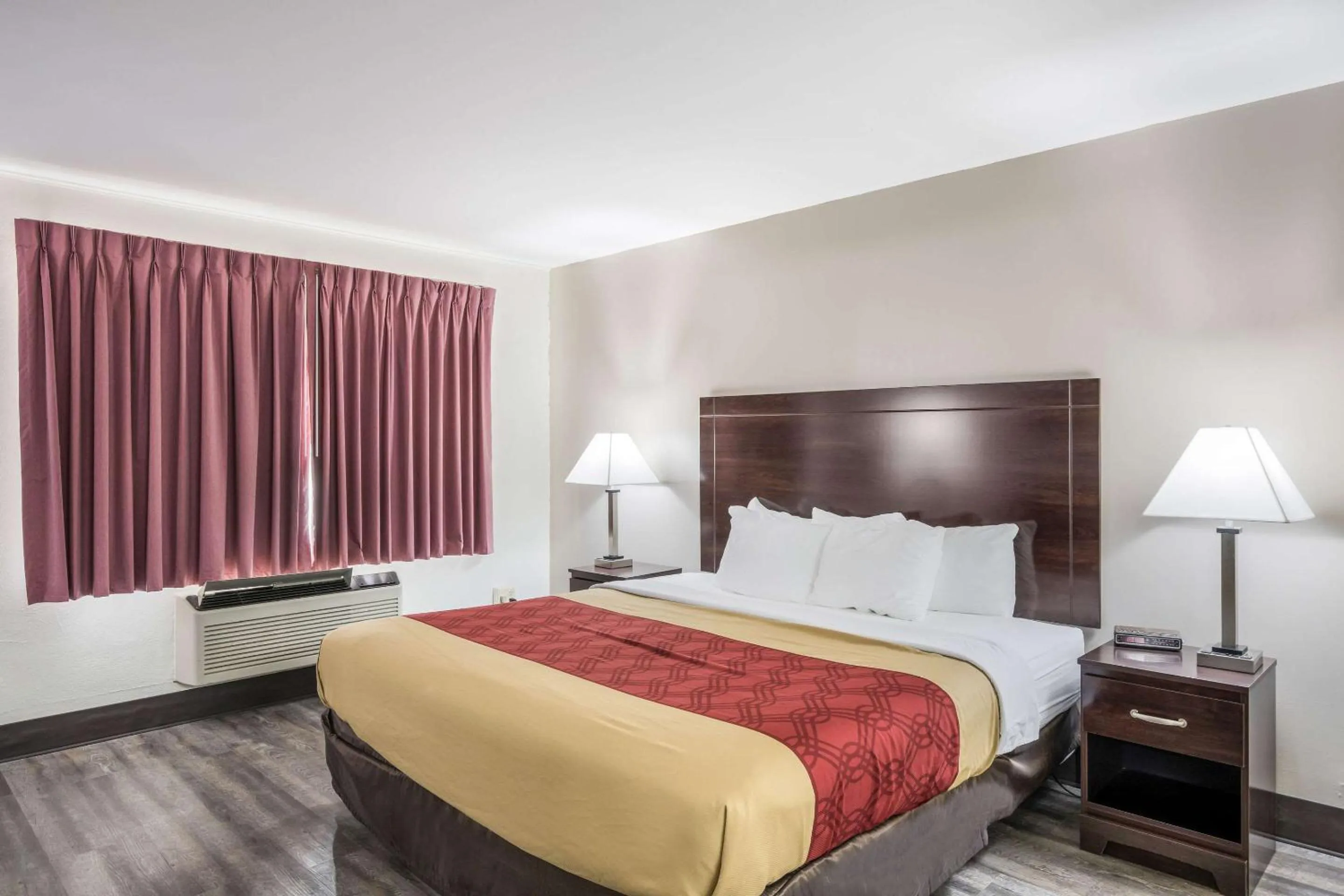 Photo of the whole room, Bed in Econo Lodge Cameron