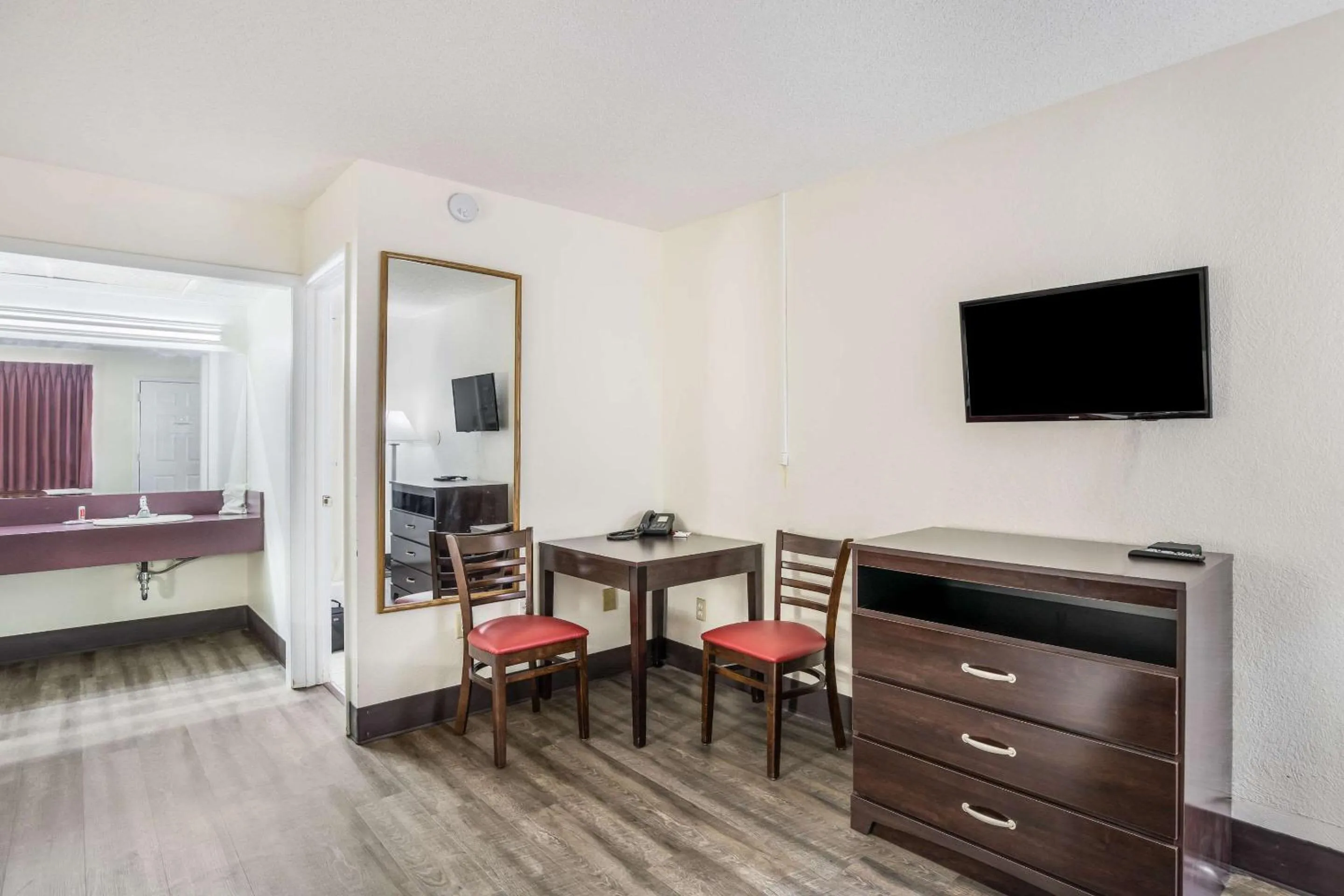 Photo of the whole room, Bed in Econo Lodge Cameron