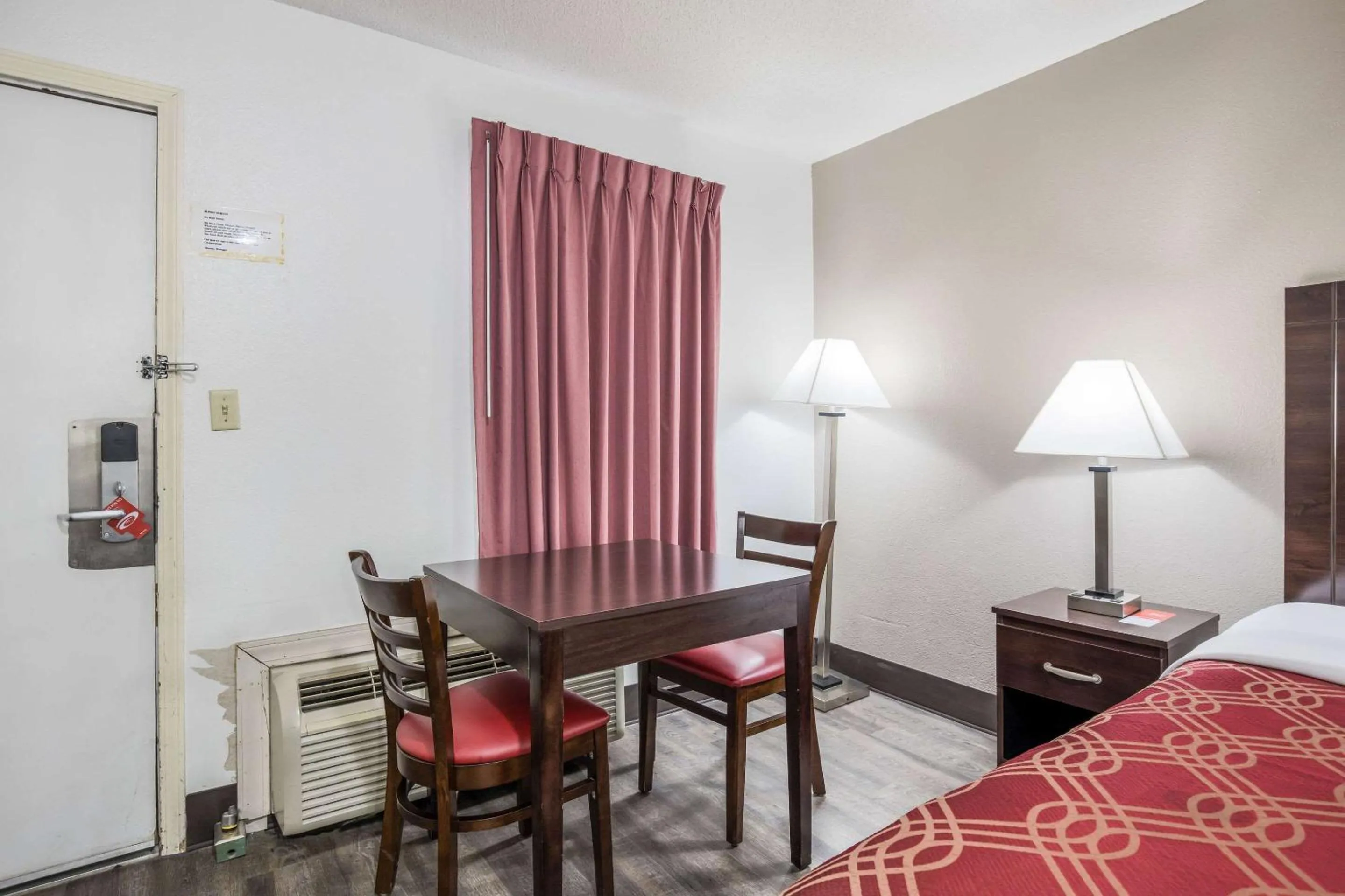 Photo of the whole room, Bed in Econo Lodge Cameron