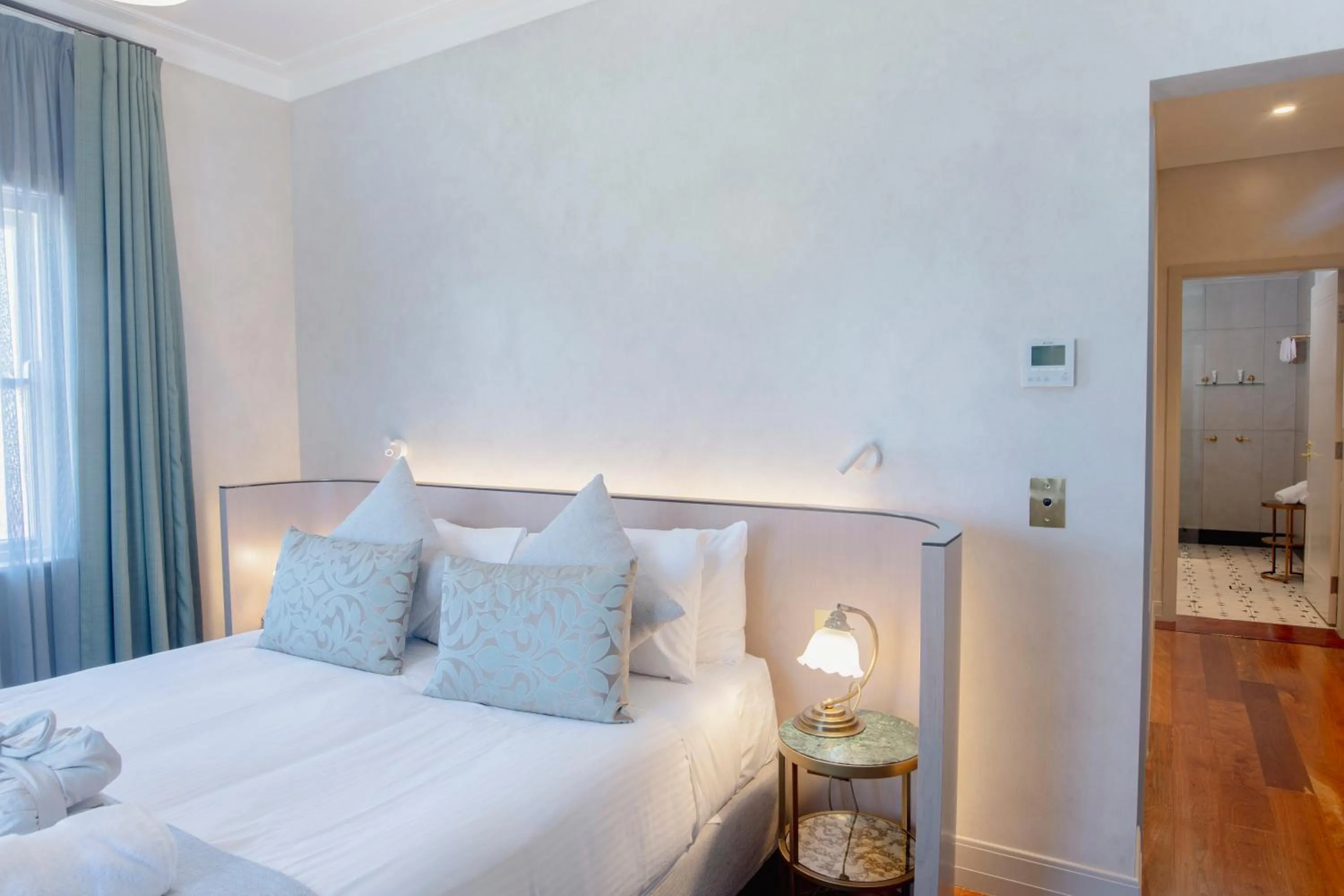 Bedroom, Bed in Tattersalls Hotel