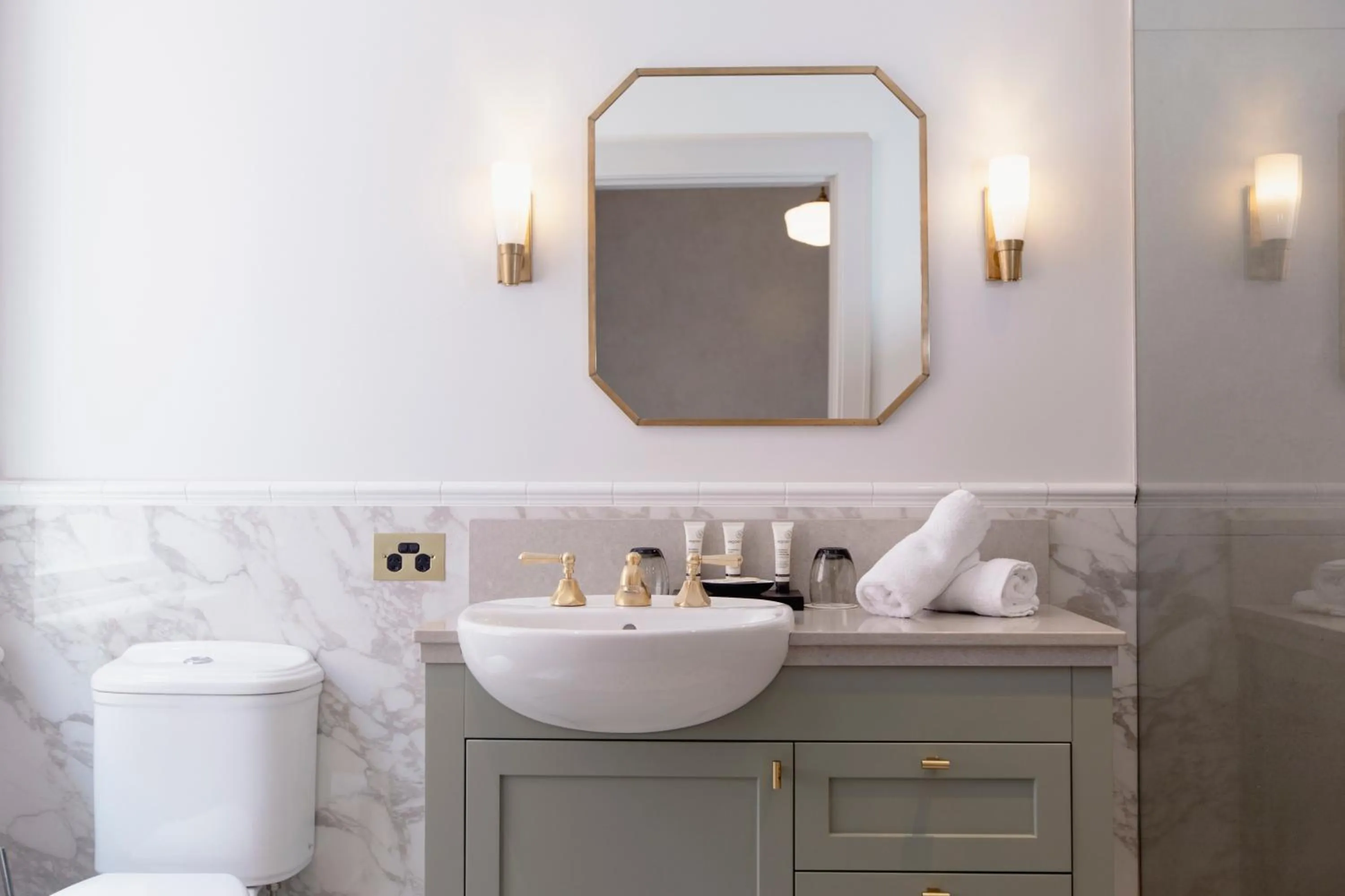 Bathroom in Tattersalls Hotel