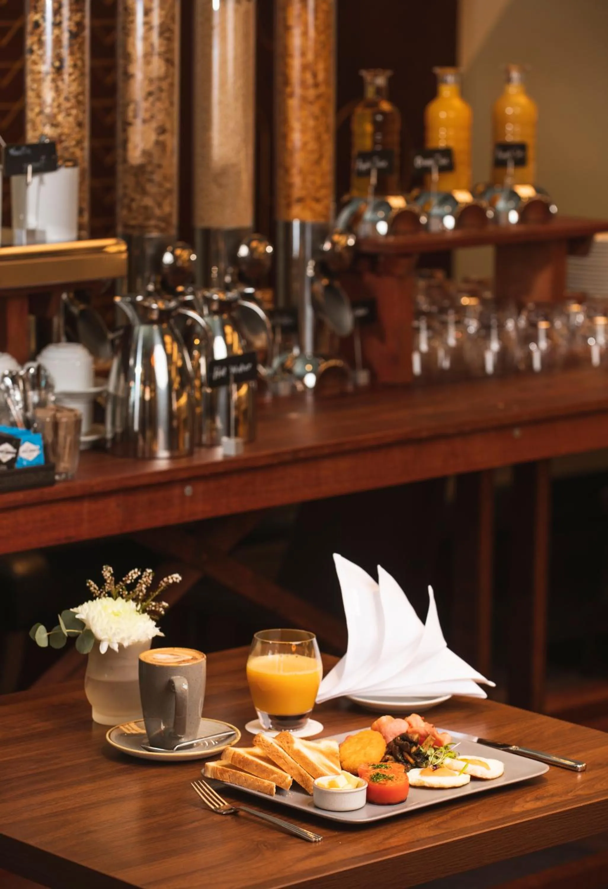 Breakfast in Tattersalls Hotel