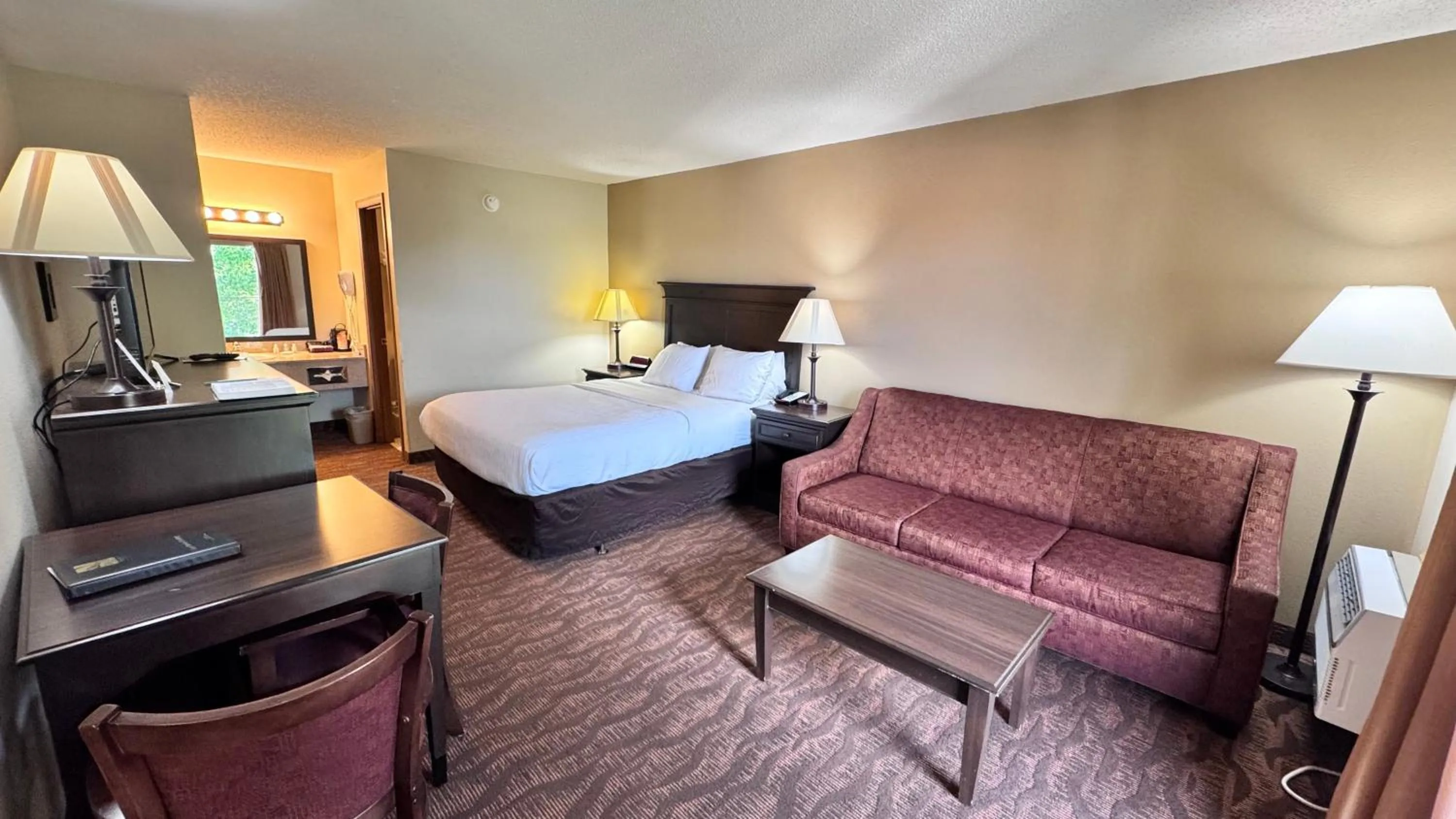 Photo of the whole room, Bed in Quality Inn West