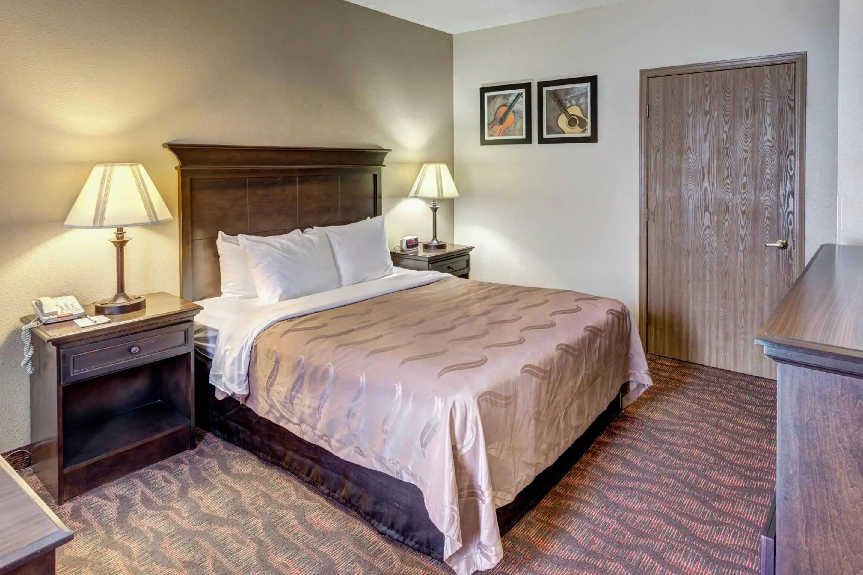 Bedroom, Bed in Quality Inn West Bedroom, Bed in Quality Inn West