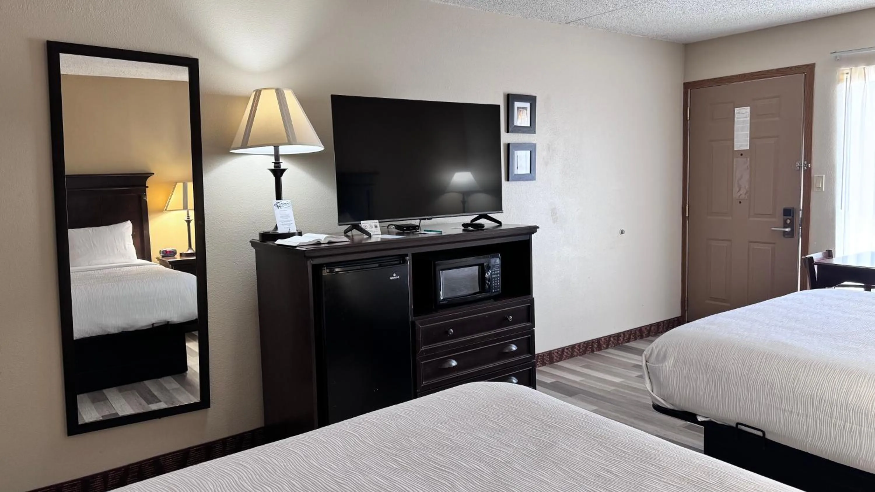 TV and multimedia, Bed in Quality Inn West