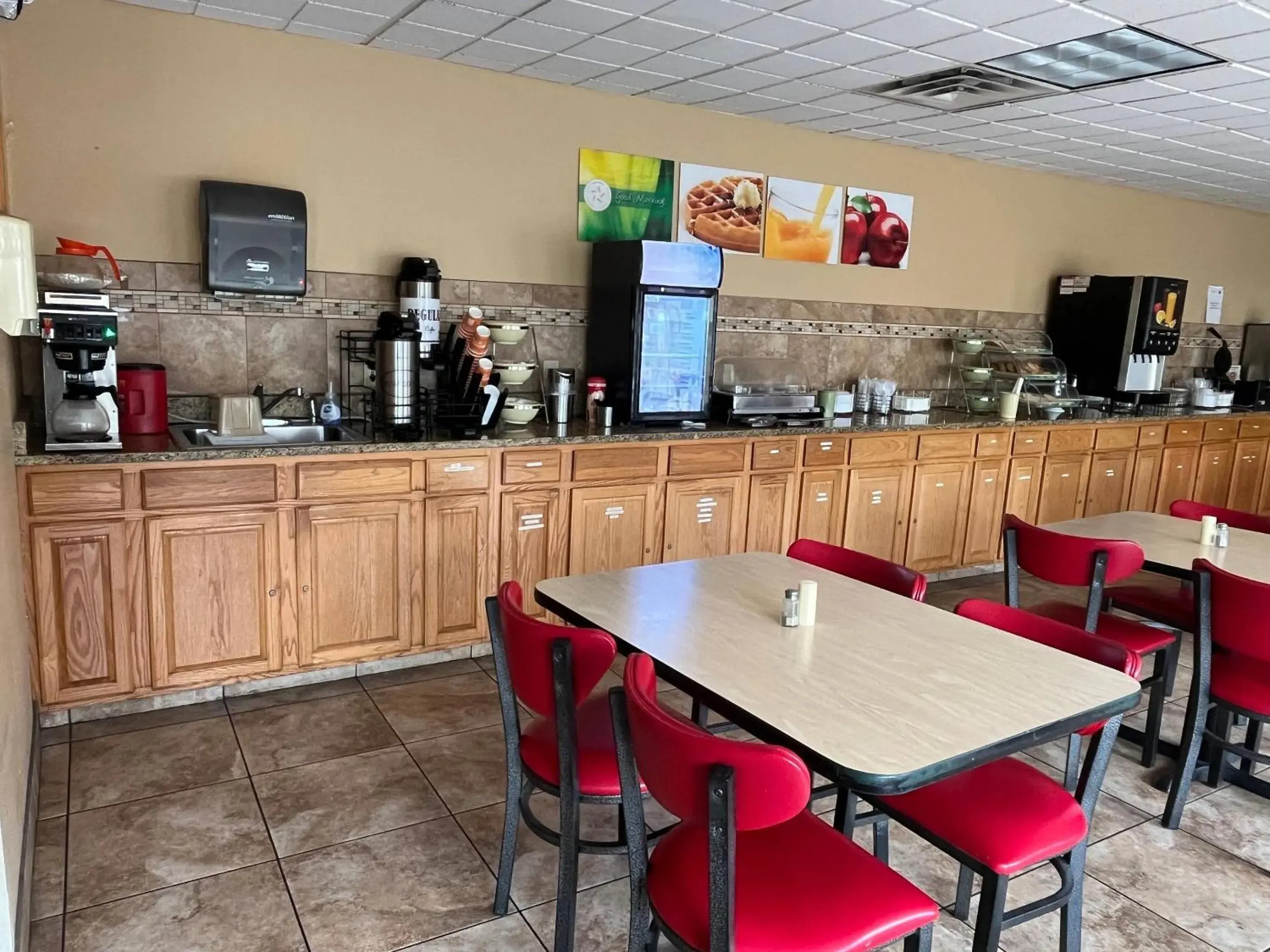 Breakfast in Quality Inn West Breakfast in Quality Inn West