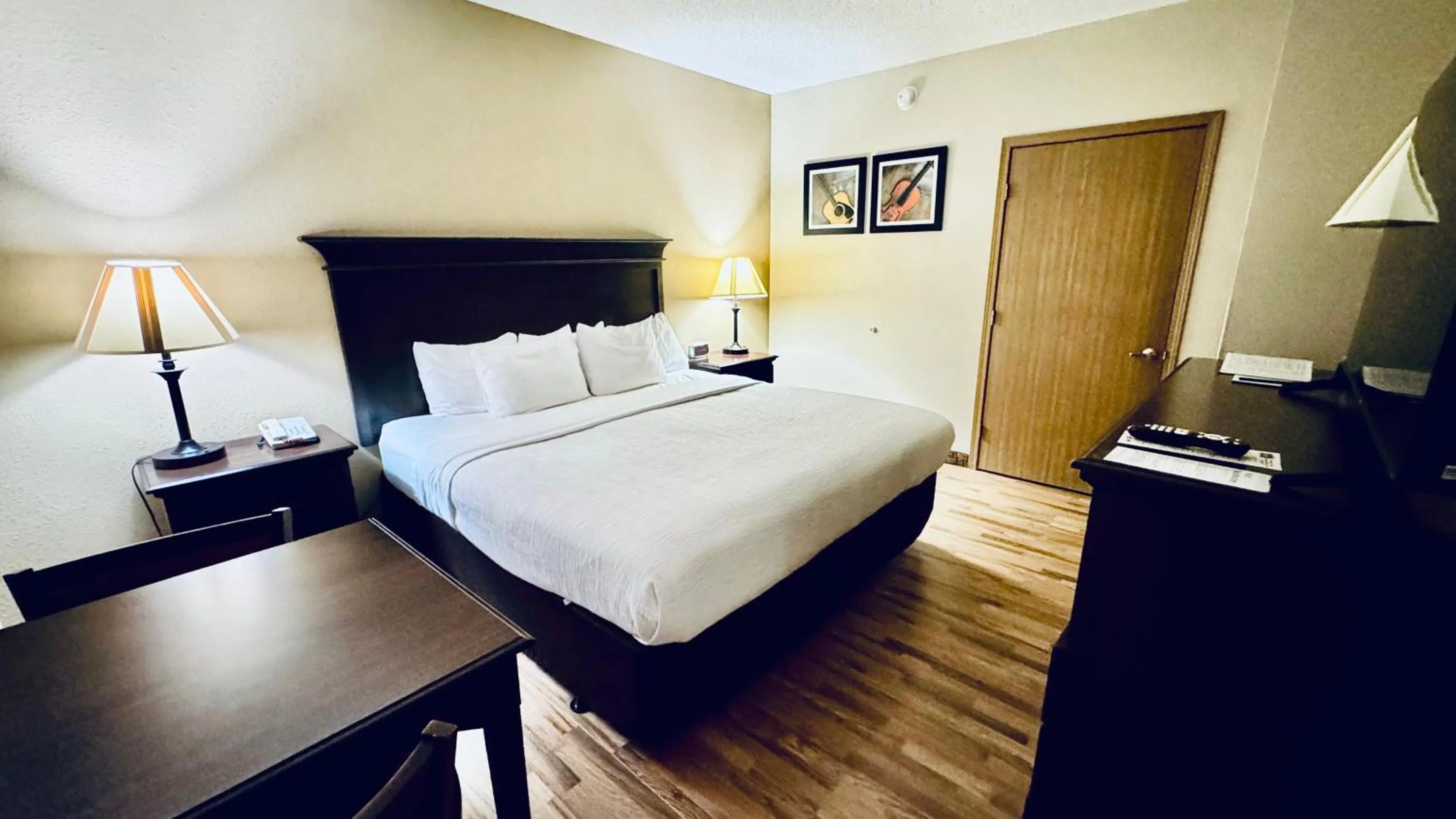 Bedroom, Bed in Quality Inn West