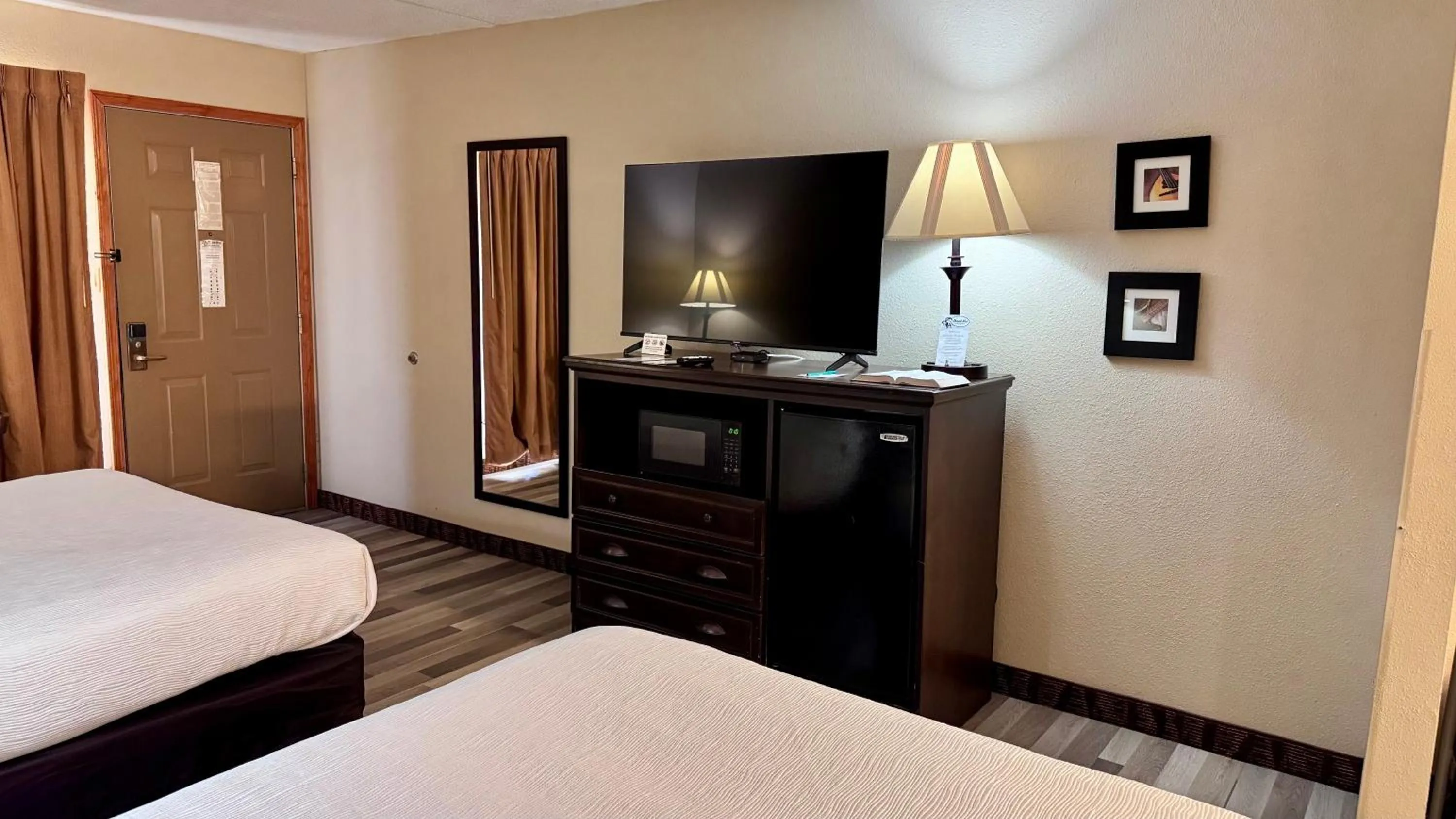TV and multimedia, Bed in Quality Inn West