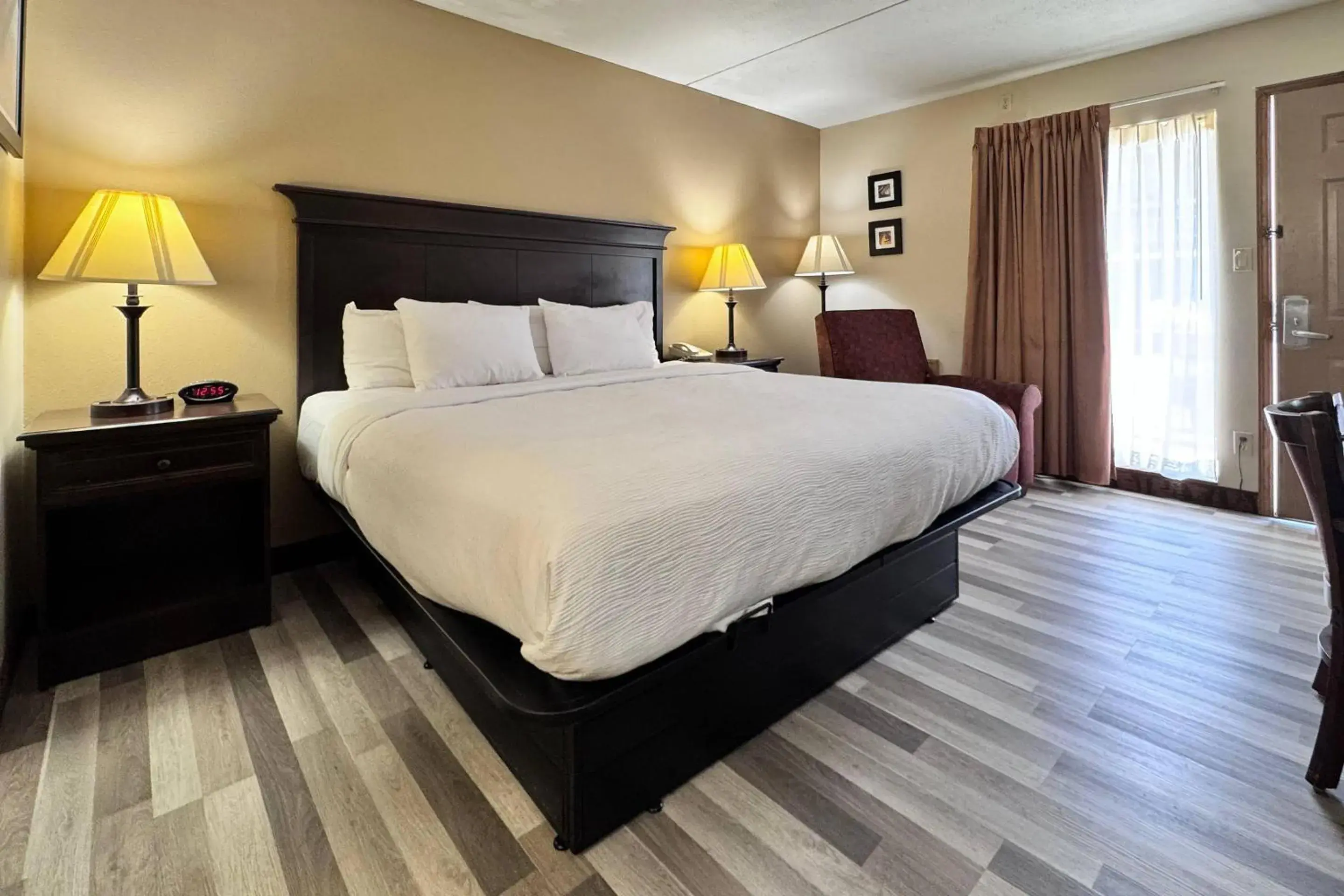 Bedroom, Bed in Quality Inn West-Branson Theatre District Bedroom, Bed in Quality Inn West-Branson Theatre District