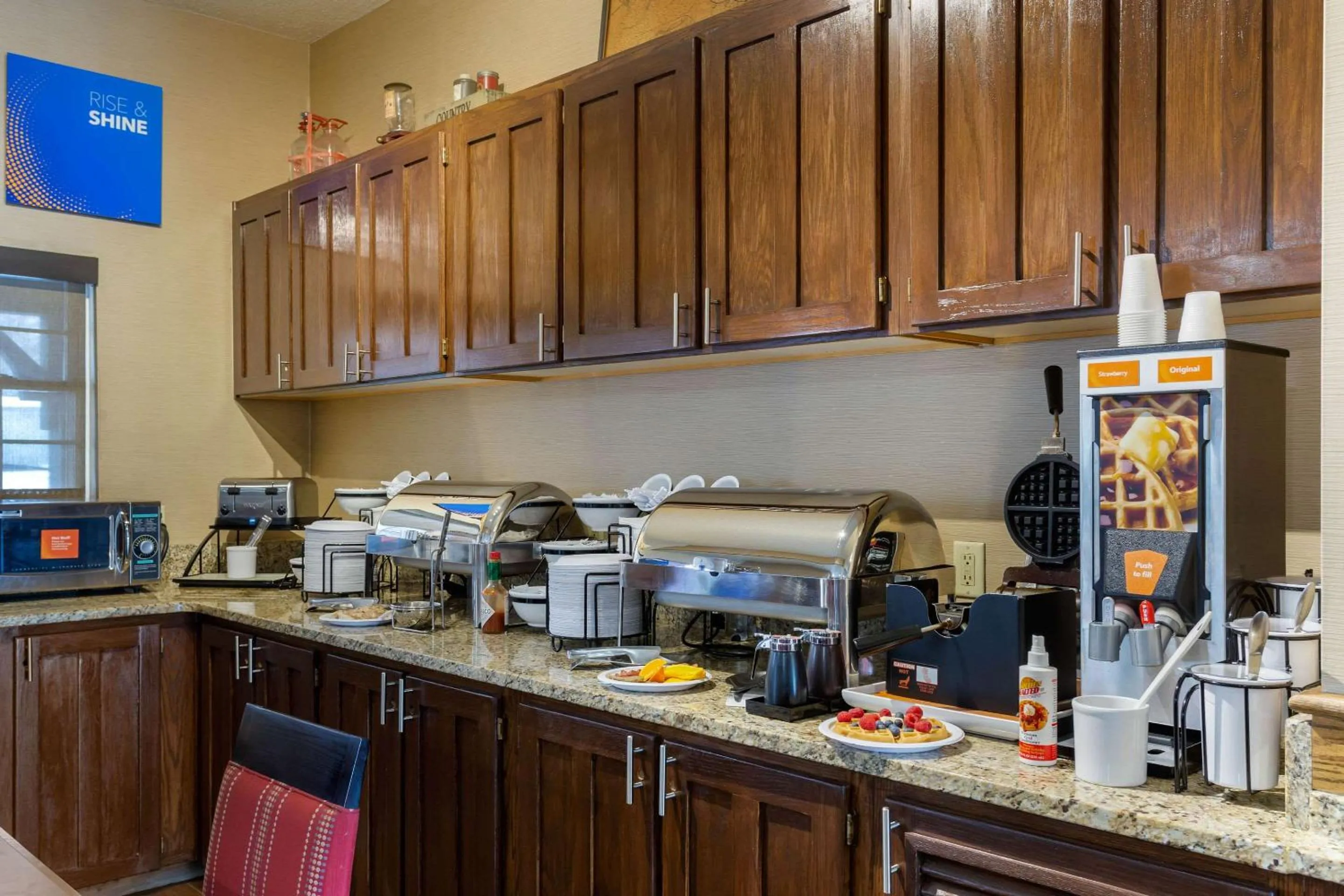 Restaurant/places to eat in Comfort Inn Marshall Station