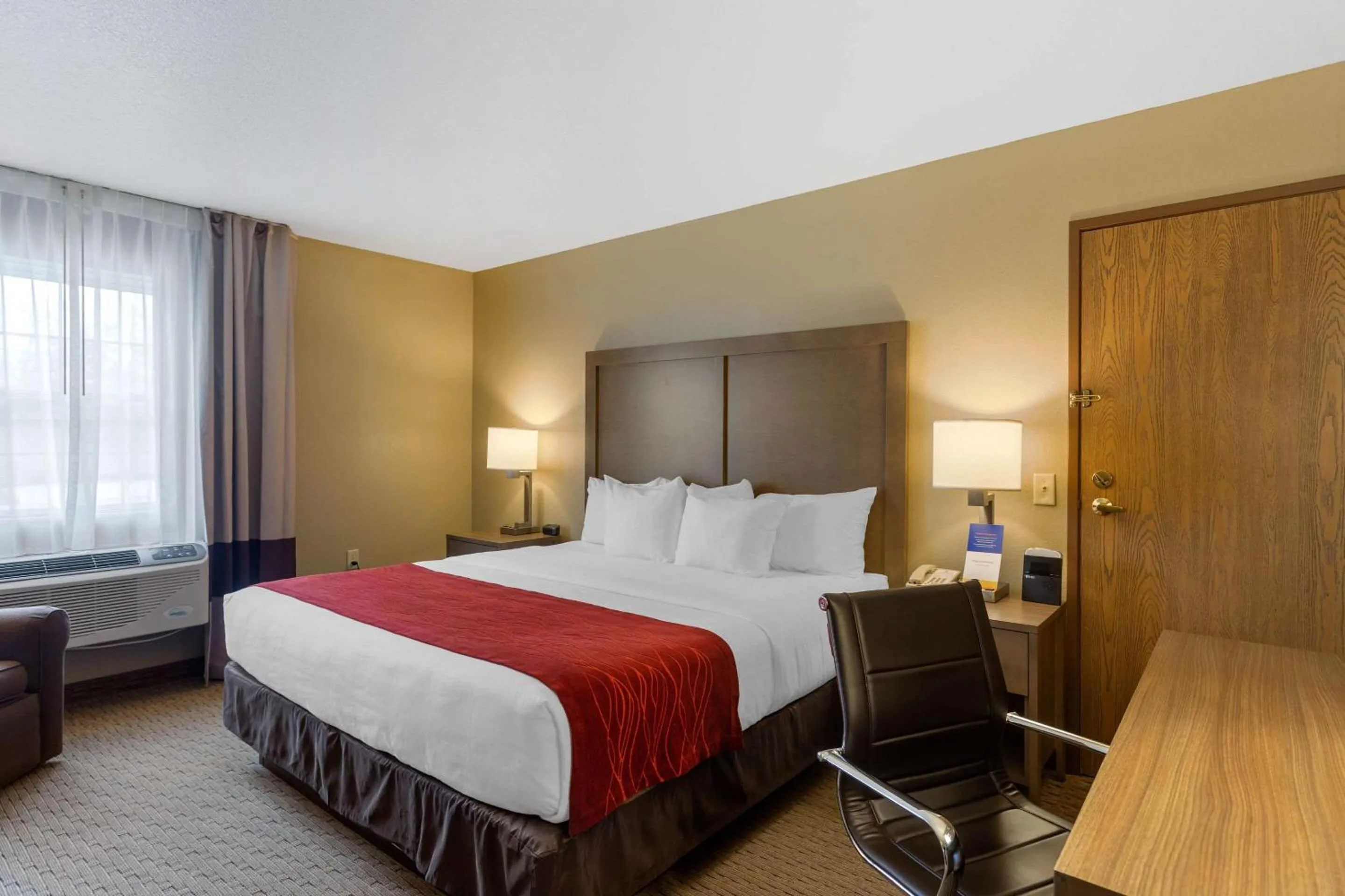 Photo of the whole room, Bed in Comfort Inn Marshall Station