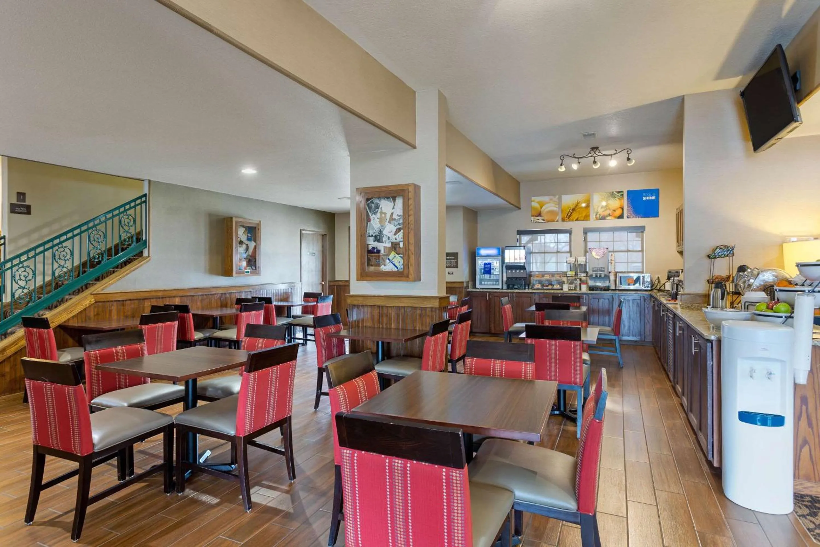 Restaurant/places to eat in Comfort Inn Marshall Station