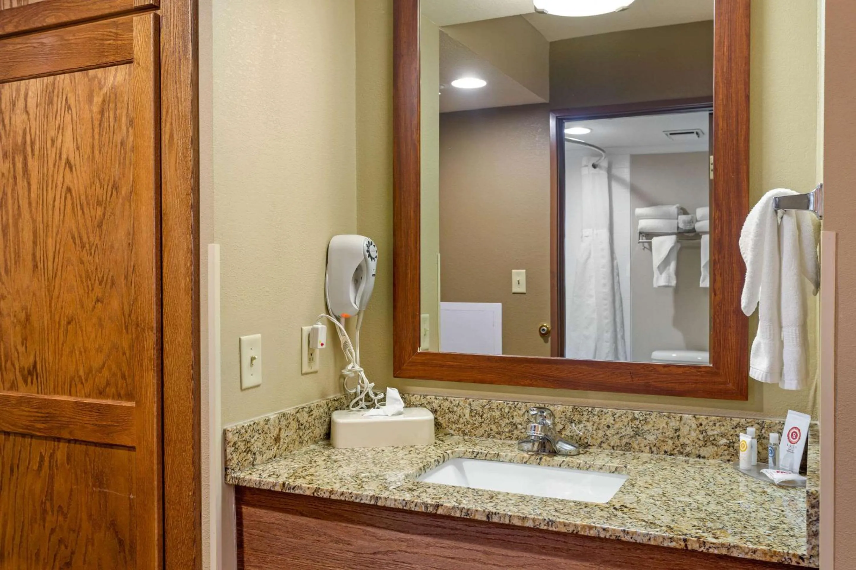Bathroom in Comfort Inn Marshall Station