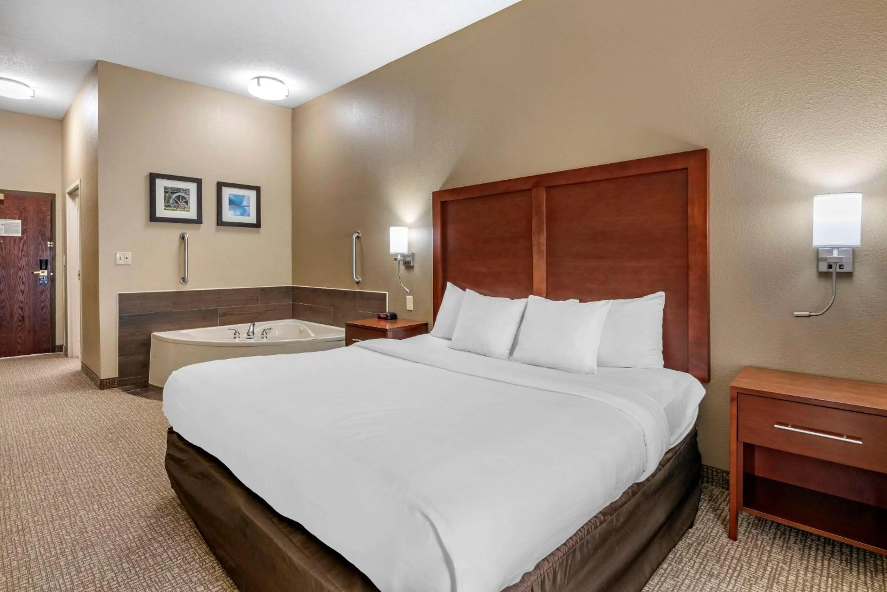 Photo of the whole room, Bed in Comfort Inn & Suites St Louis-O'Fallon