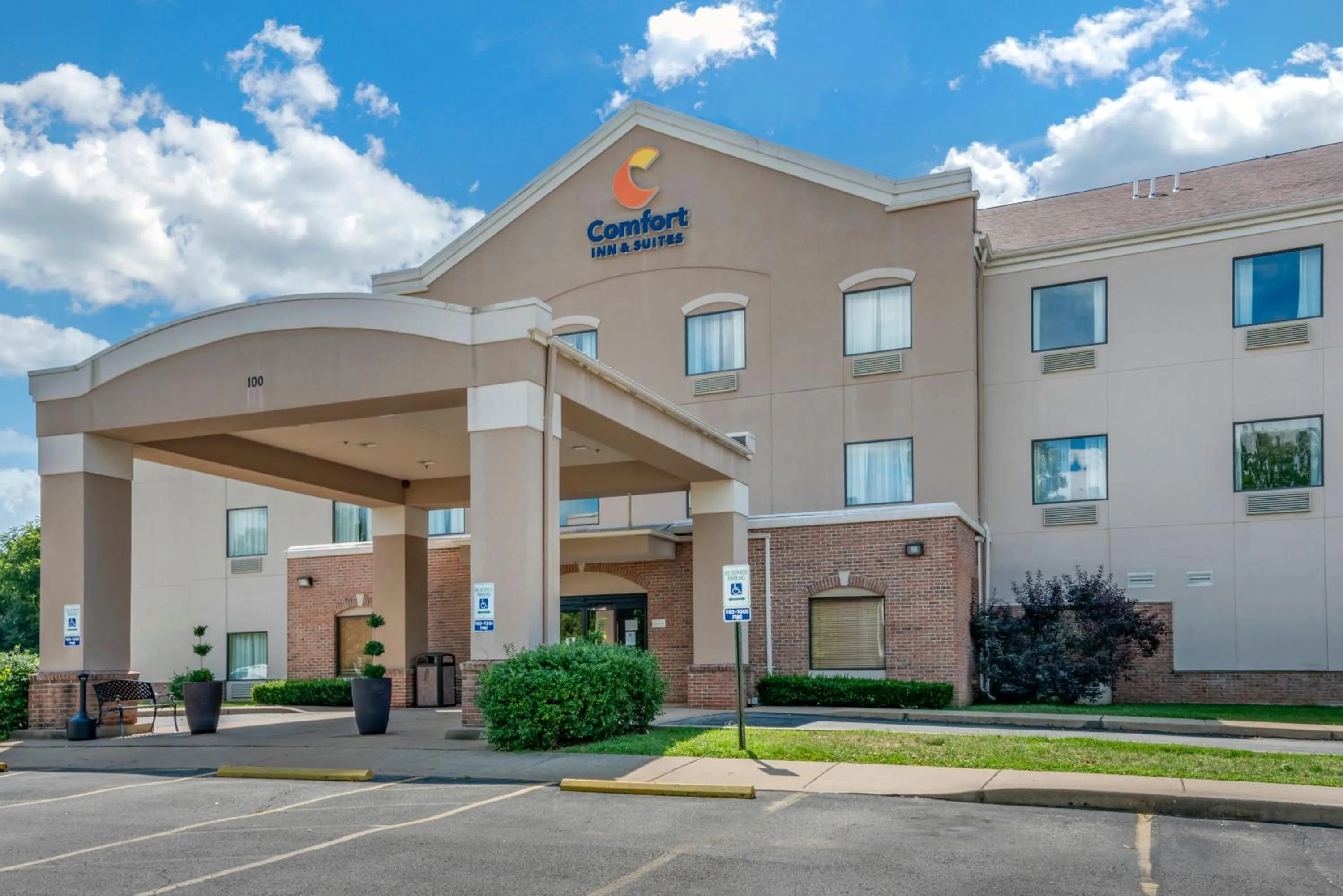 Facade/entrance in Comfort Inn & Suites St Louis-O'Fallon