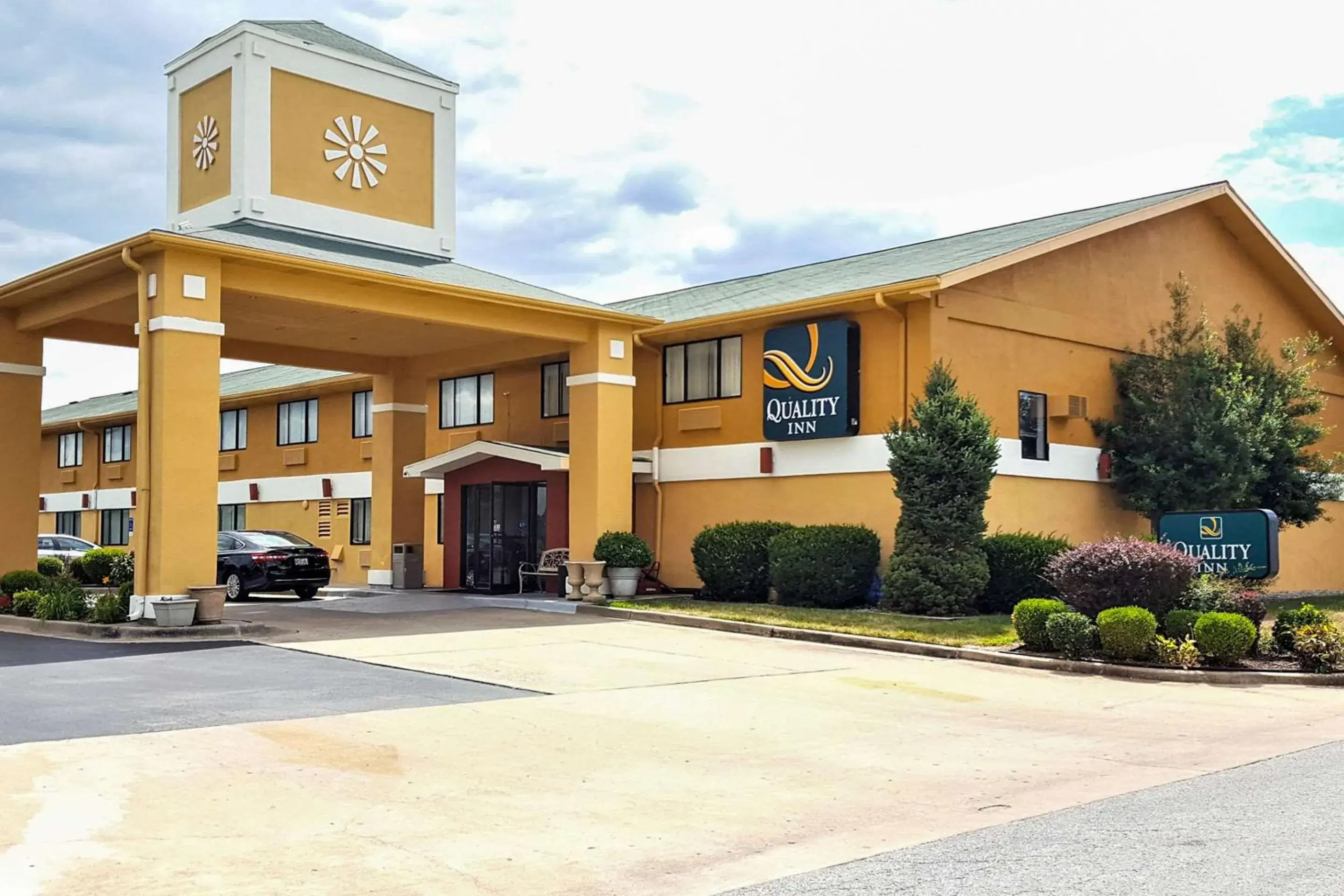 Property building in Quality Inn Ozark-Springfield South Property building in Quality Inn Ozark-Springfield South